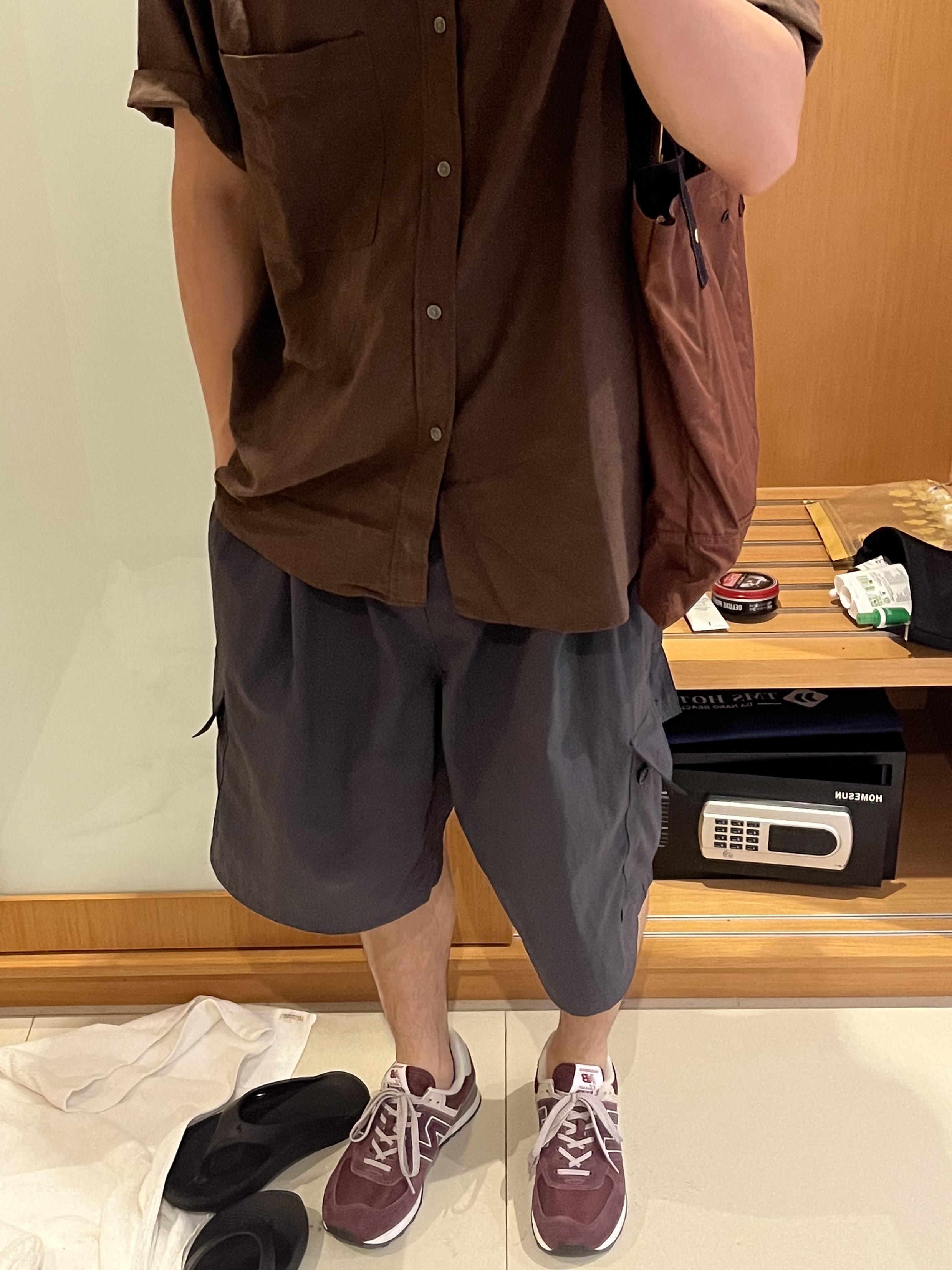 New Balance 574 Burgundy - D Standard 착용 스타일 - 2