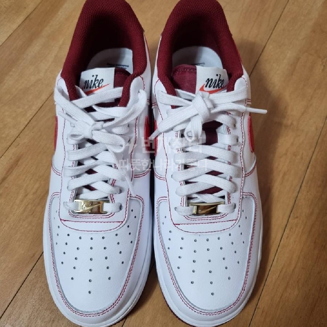 Nike Air Force 1 '07 First Use White Team Red 착용 스타일 - 1