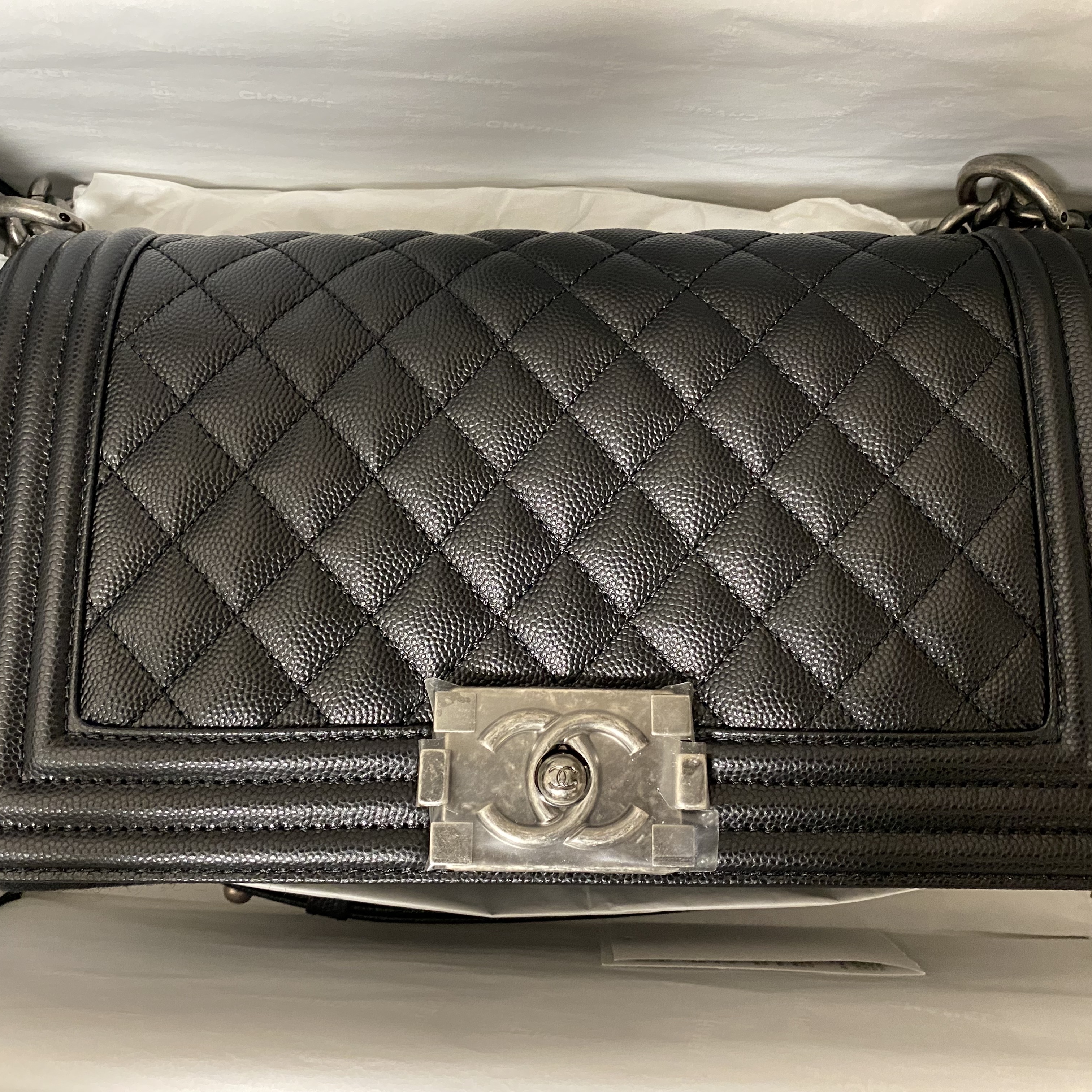 Chanel Medium Boy Chanel Handbag Grained Calfskin & Ruthenium Black 착용 스타일 - 2