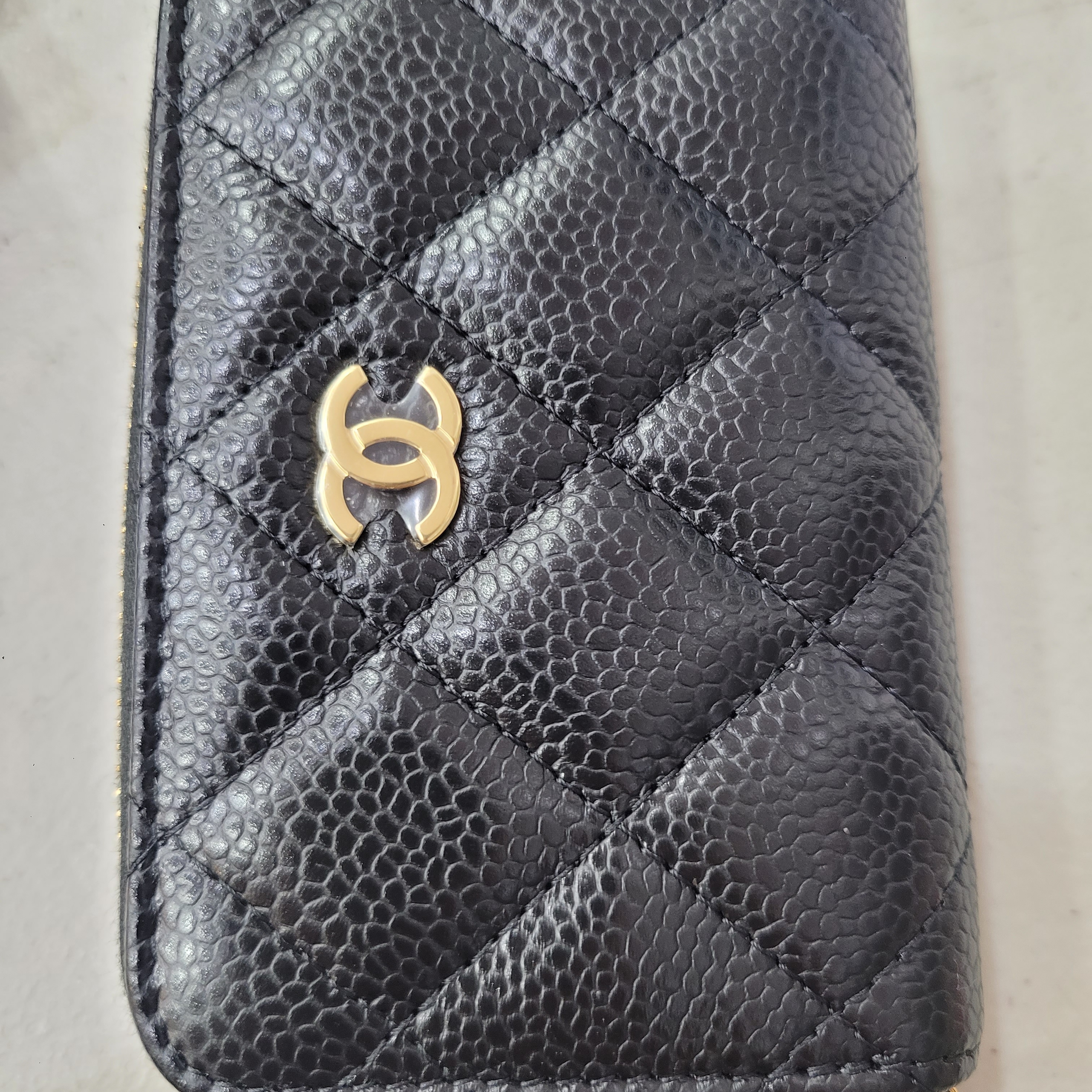 Chanel Classic Zipped Coin Purse Grained Calfskin & Gold Black 착용 스타일