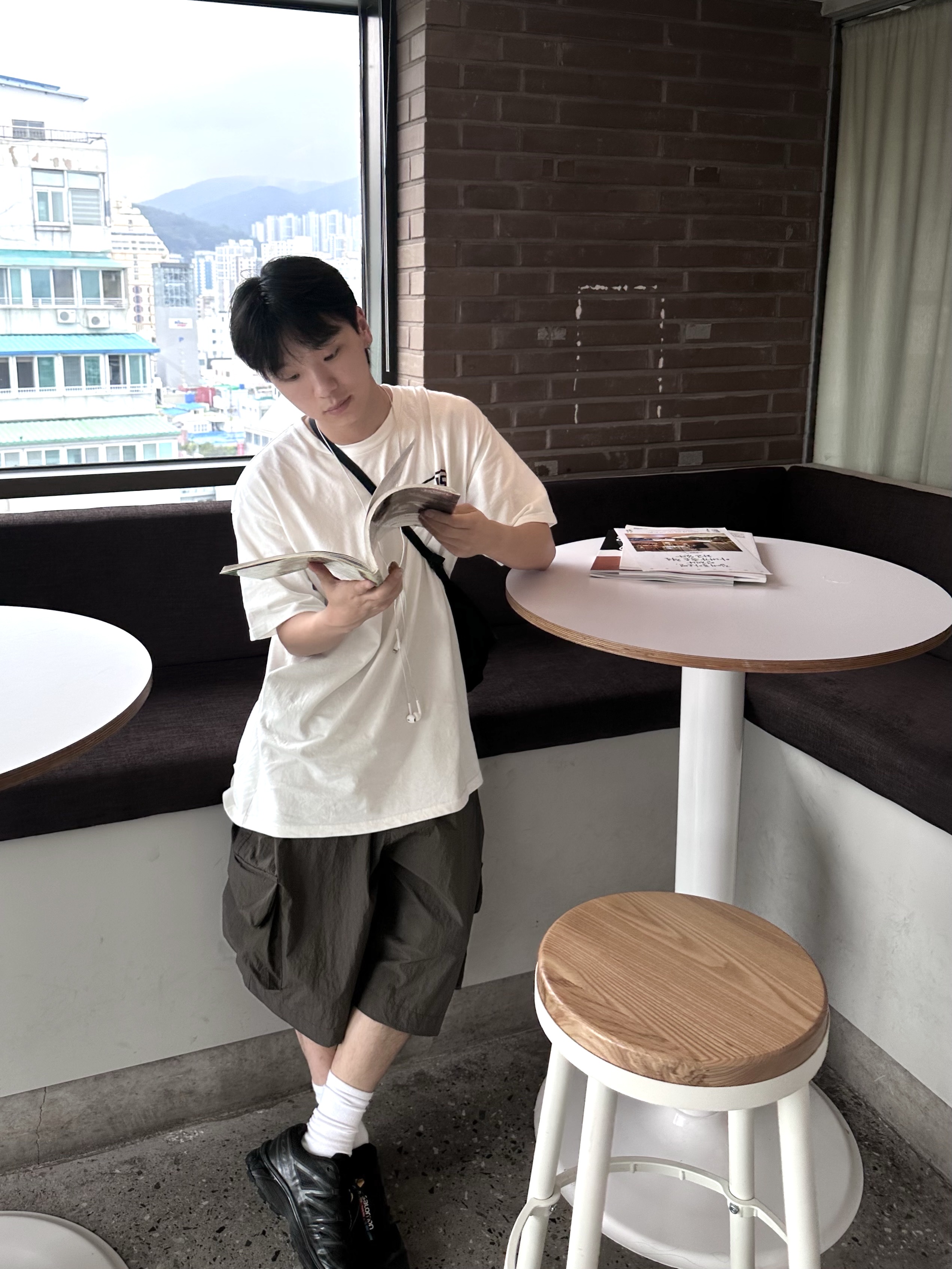 Deus Ex Machina Seoul Address T-Shirt White, Salomon XT-6 ADV Black 착용 스타일 - 2