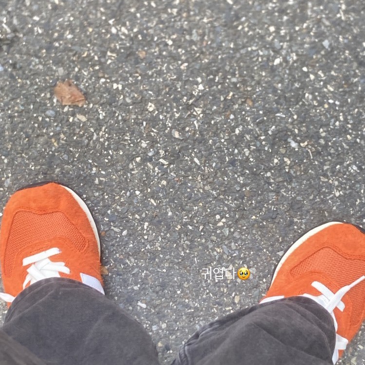 New Balance 574 Heritage Orange Burst White 착용 스타일