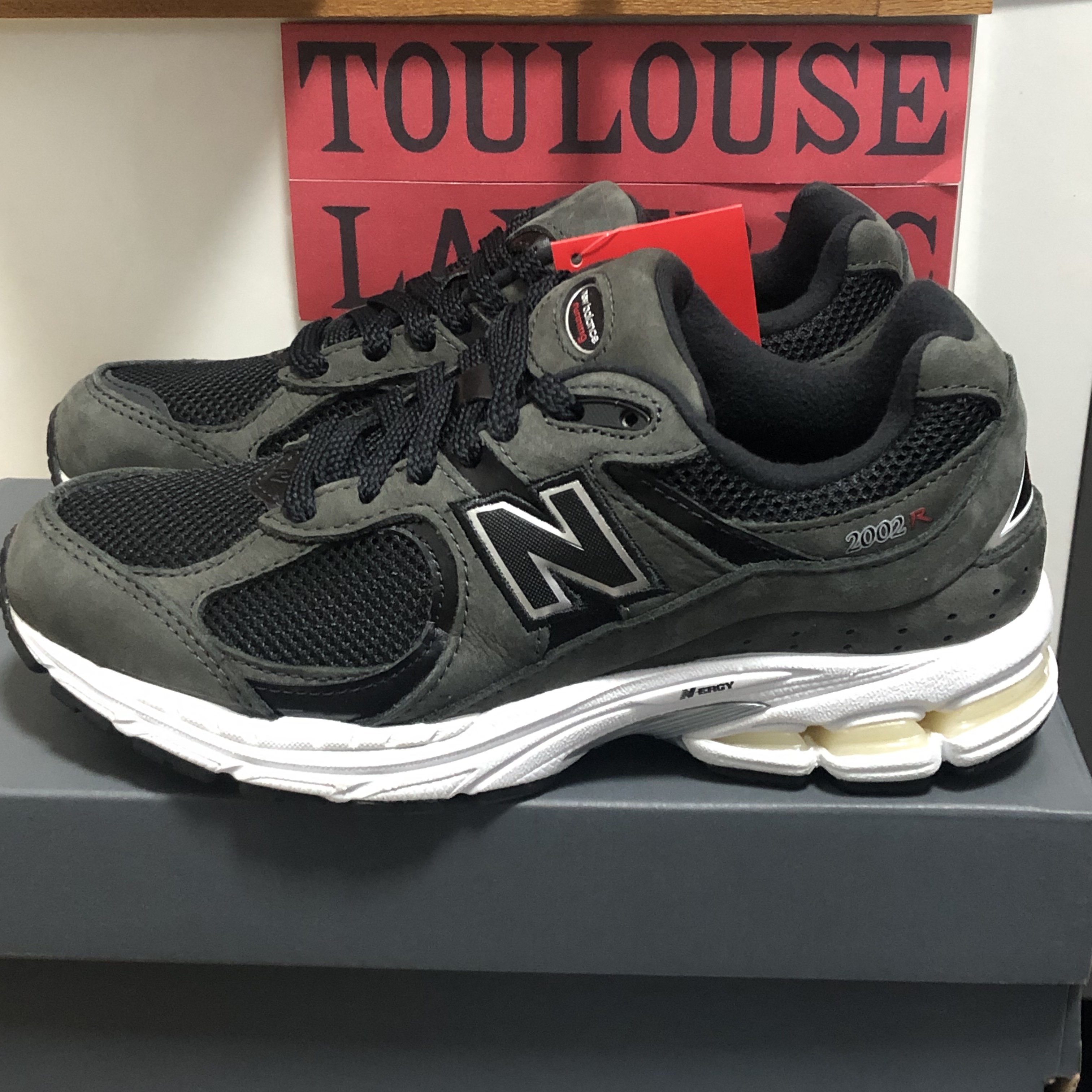 New Balance 2002R Black 착용 스타일