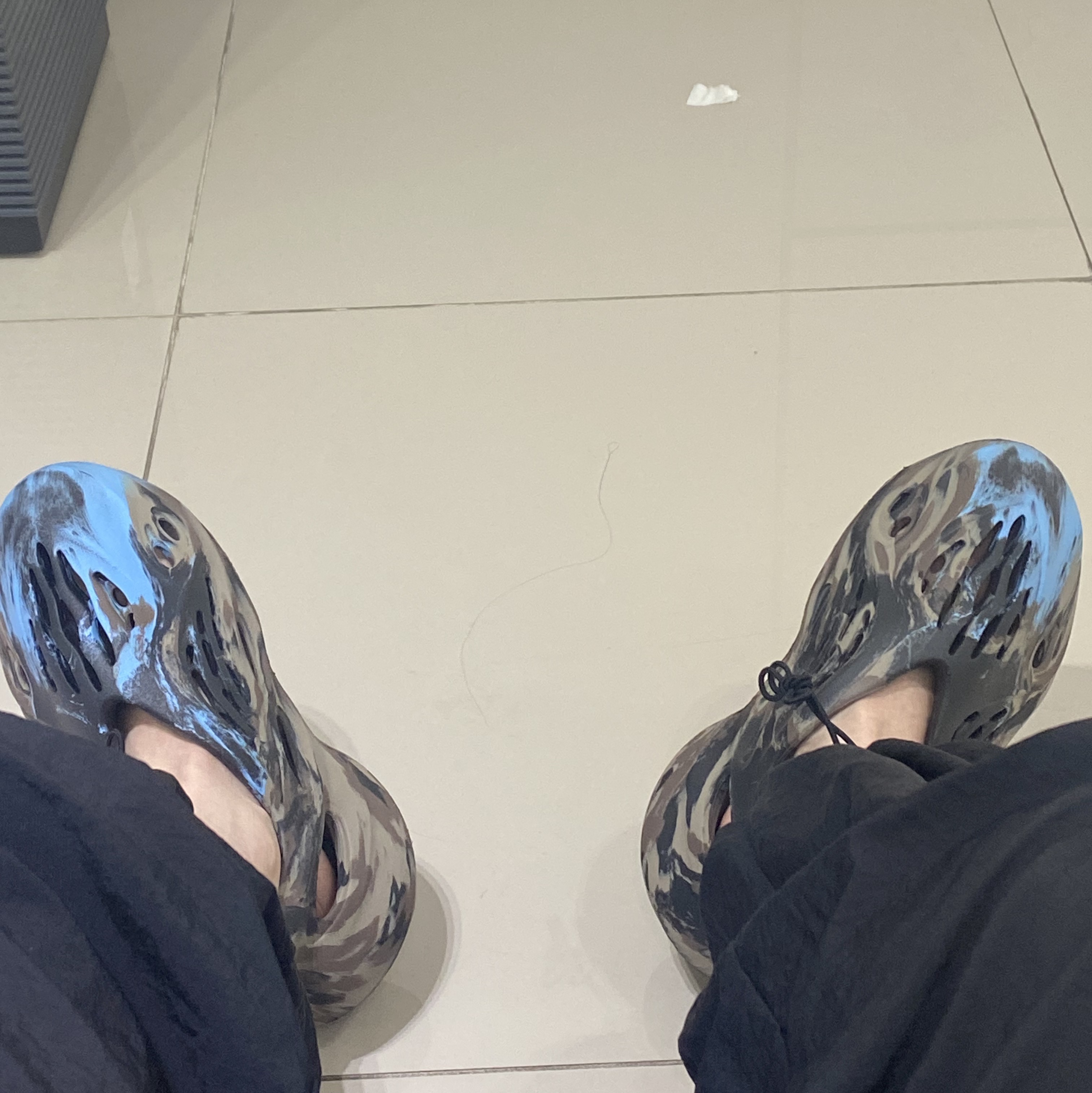 Adidas Yeezy Foam RNNR MX Cinder 착용 스타일