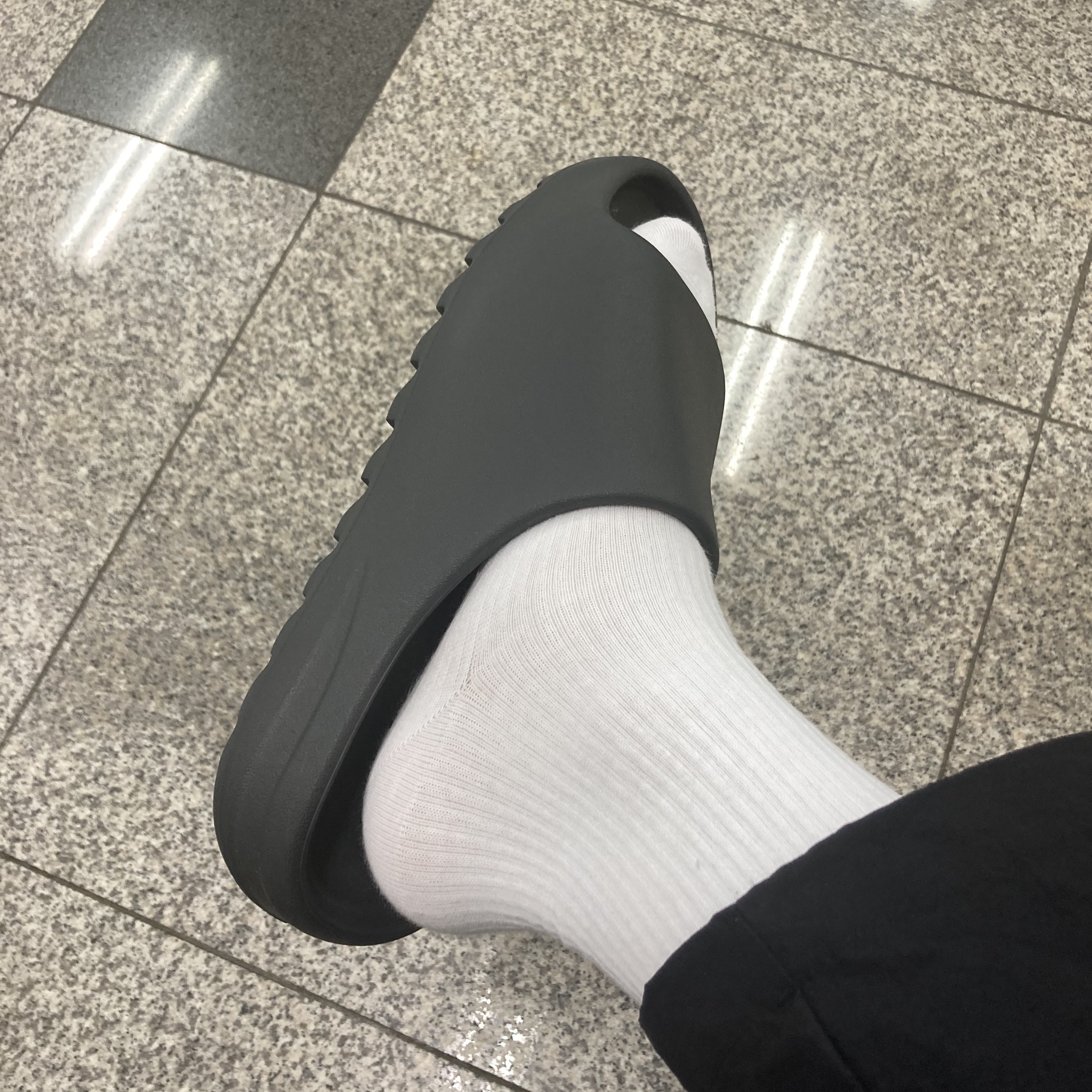 Adidas Yeezy Slide Onyx 착용 스타일