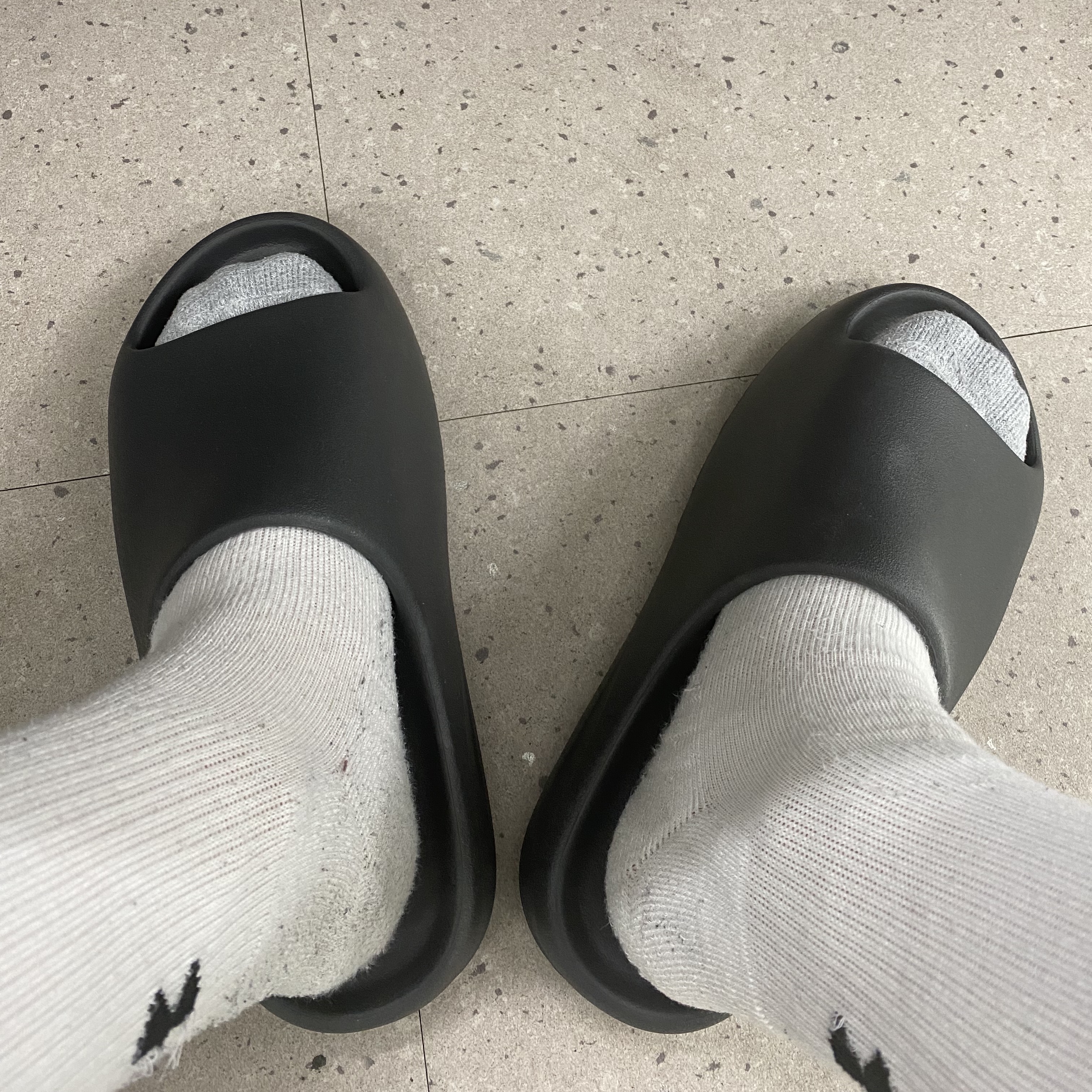 Adidas Yeezy Slide Onyx 착용 스타일