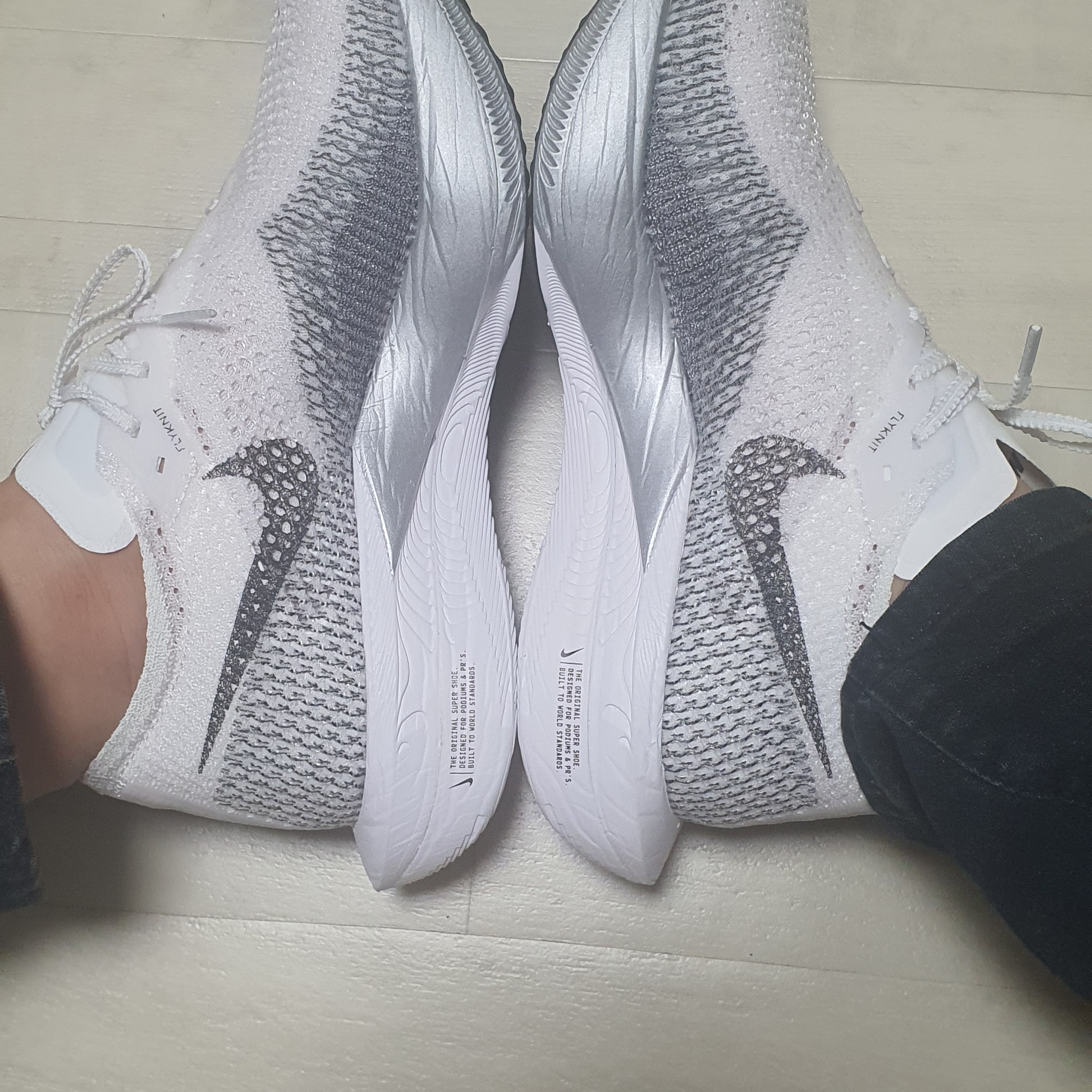 Nike ZoomX Vaporfly Next% 3 White Grey 착용 스타일 - 2