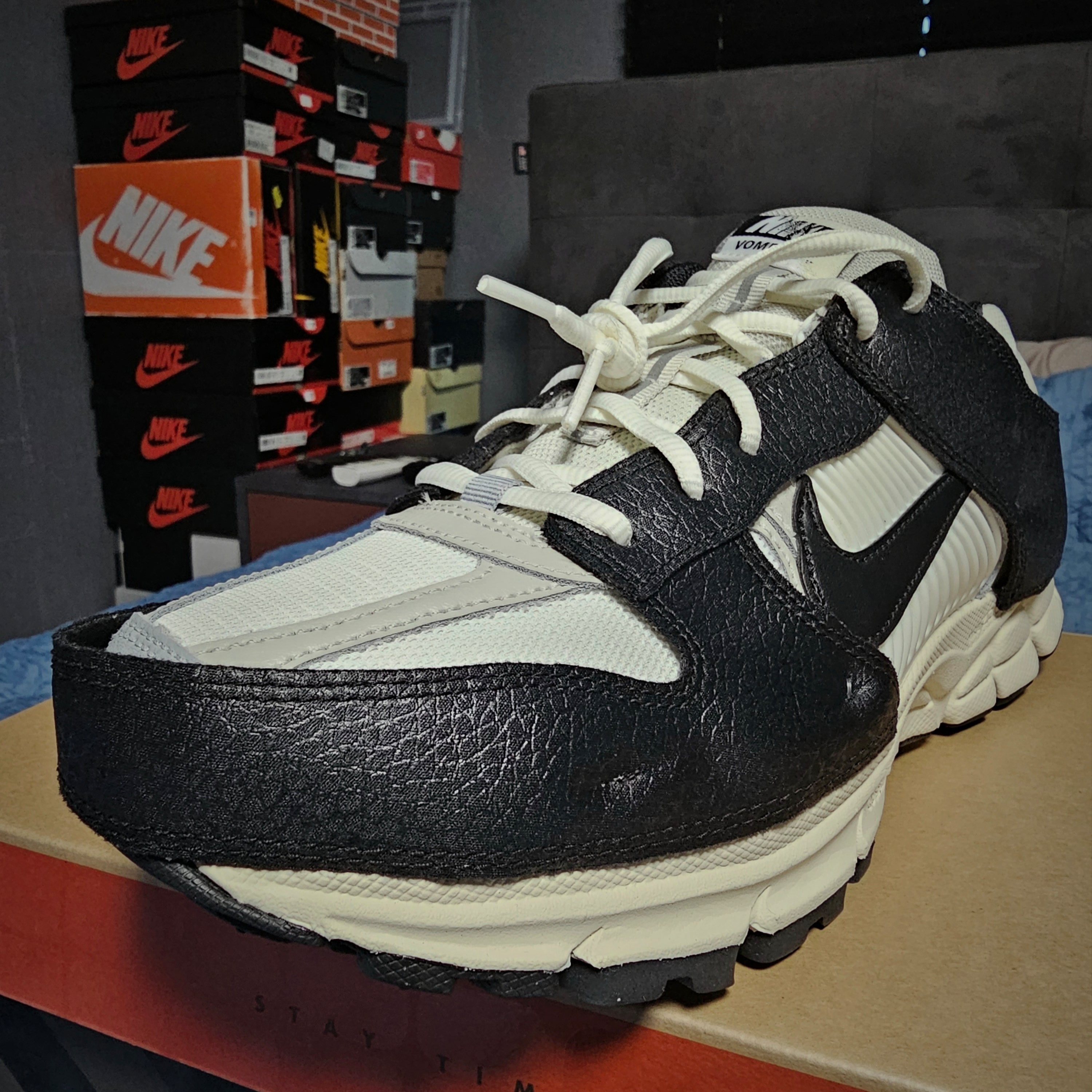 (W) Nike Zoom Vomero 5 Wolf Grey and Black 착용 스타일 - 4