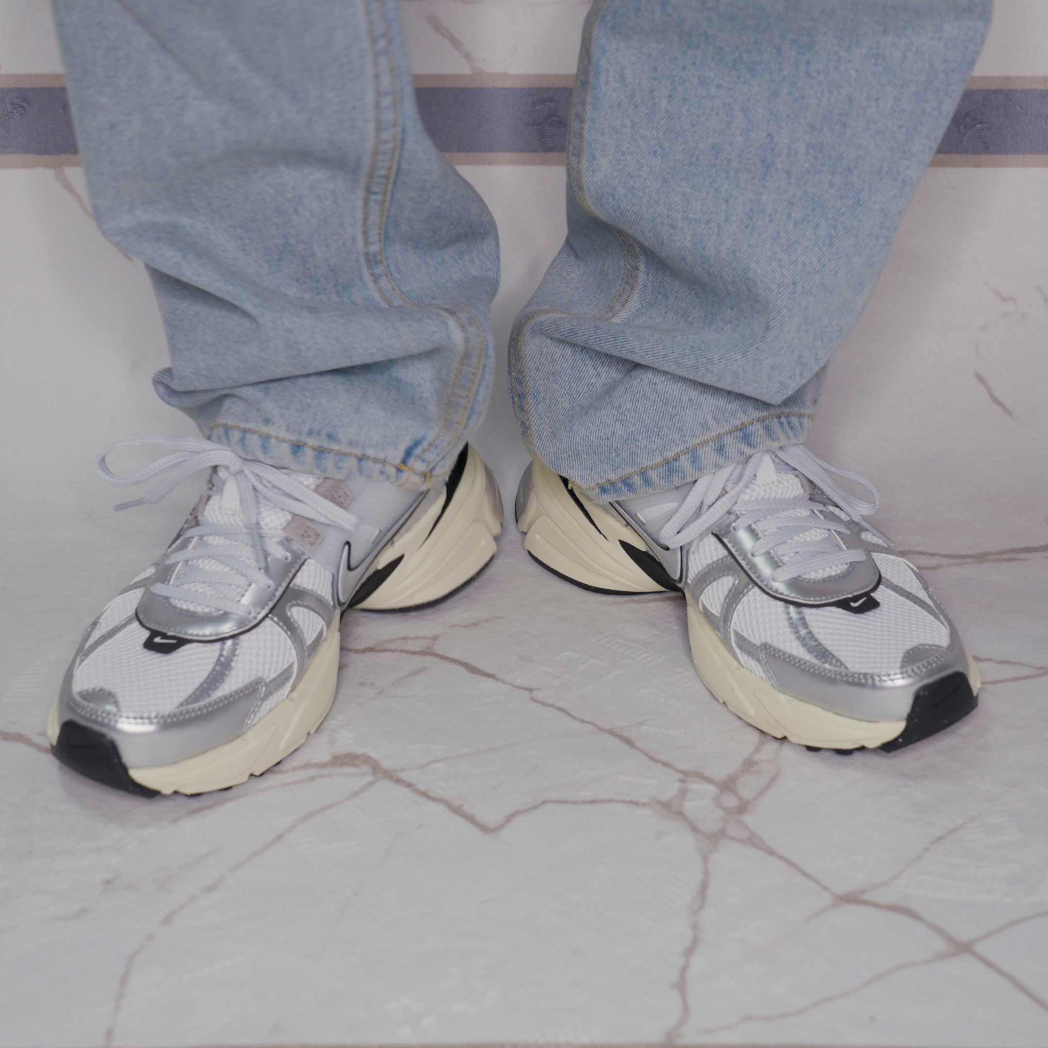 Nike V2K Run Summit White Metallic Silver 착용 스타일 - 4