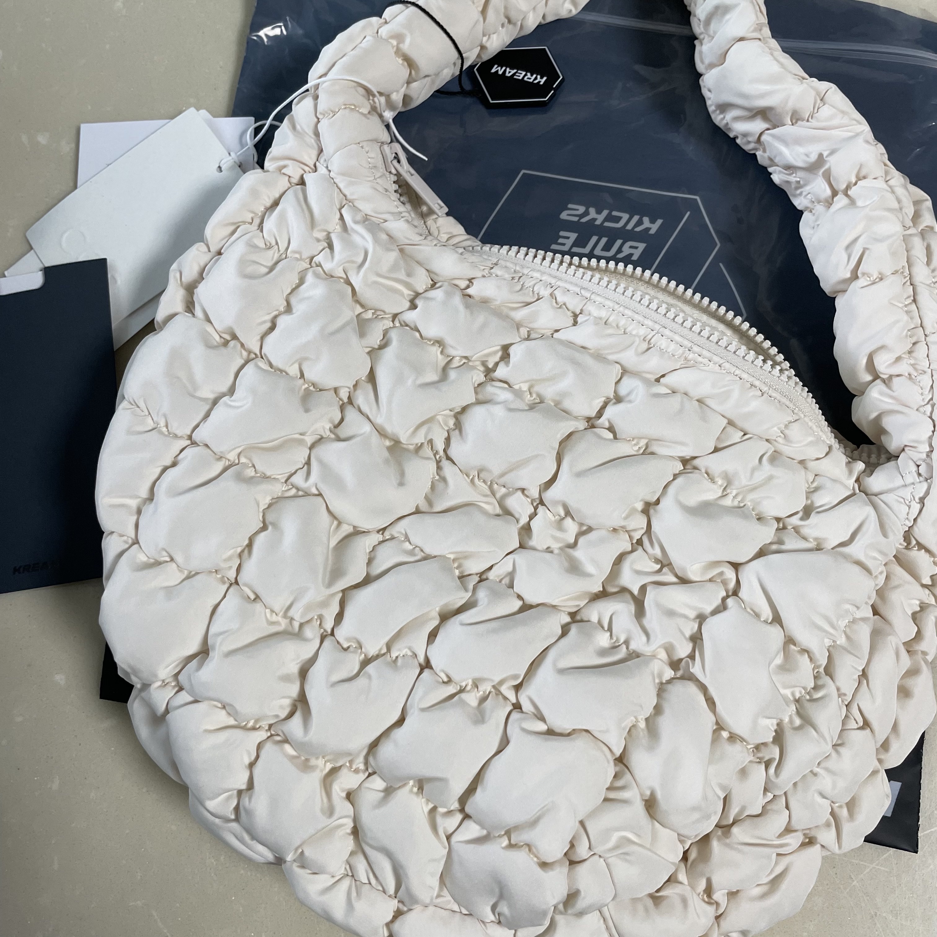 COS Quilted Mini Bag Cream 착용 스타일