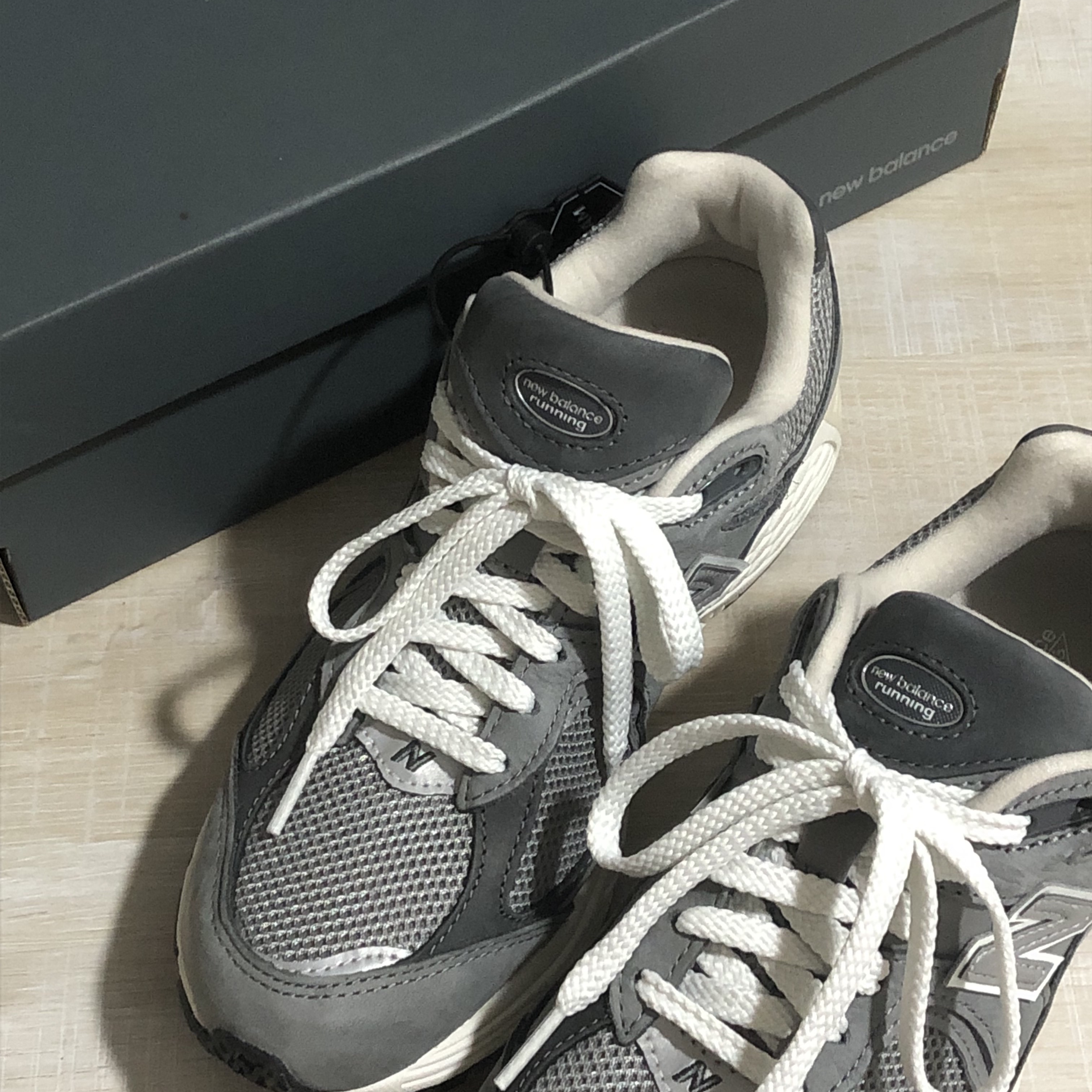 New Balance 2002R Premium Vintage Grey 착용 스타일