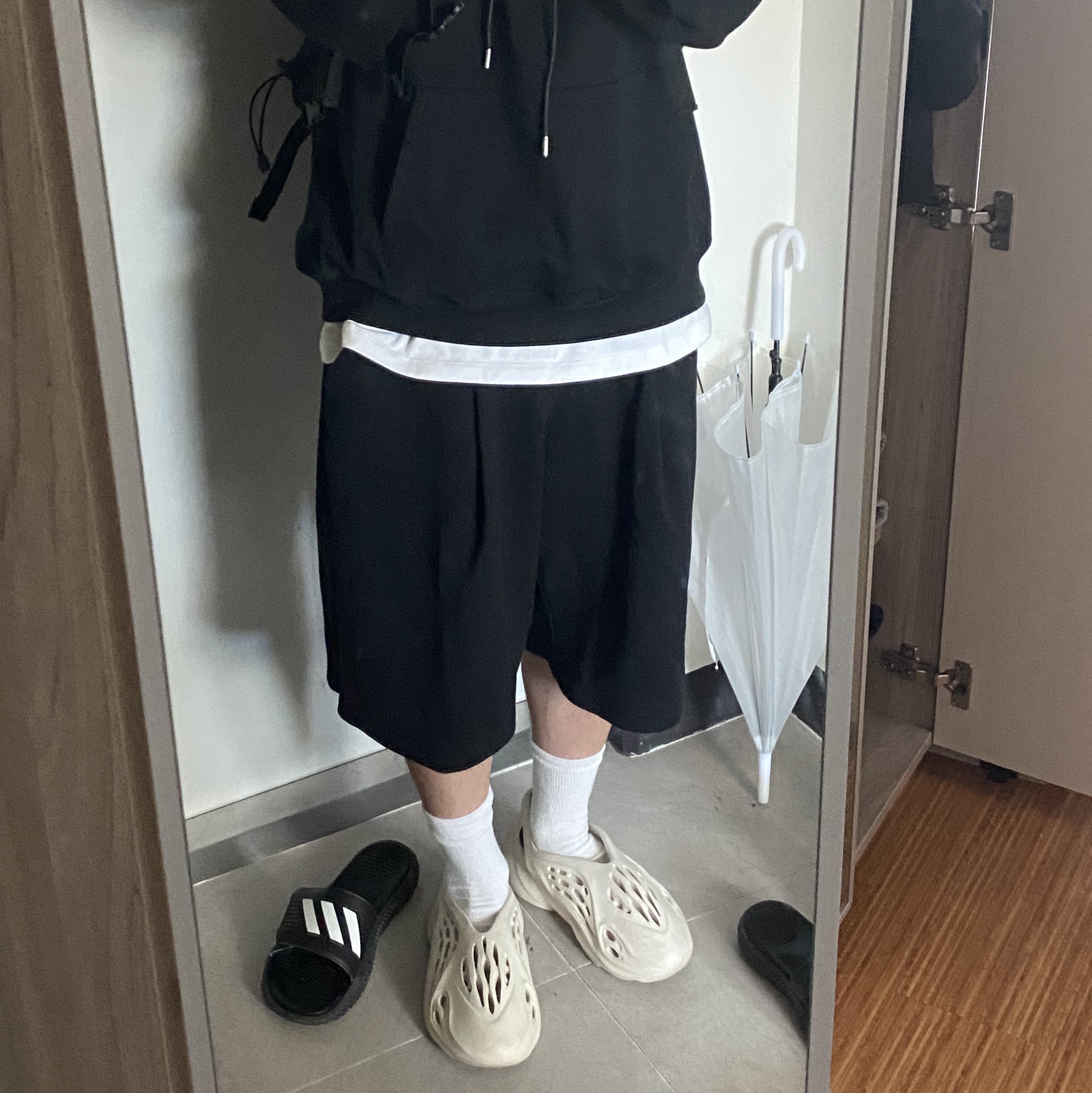 Adidas Yeezy Foam RNNR Sand 착용 스타일