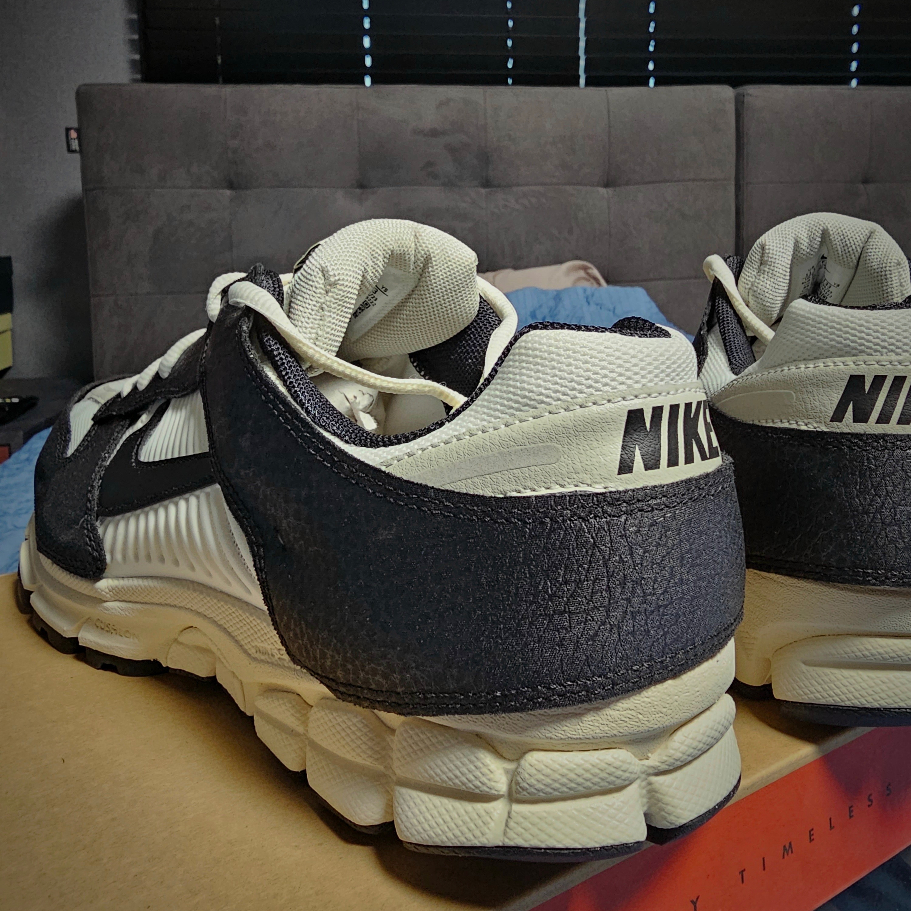 (W) Nike Zoom Vomero 5 Wolf Grey and Black 착용 스타일 - 3