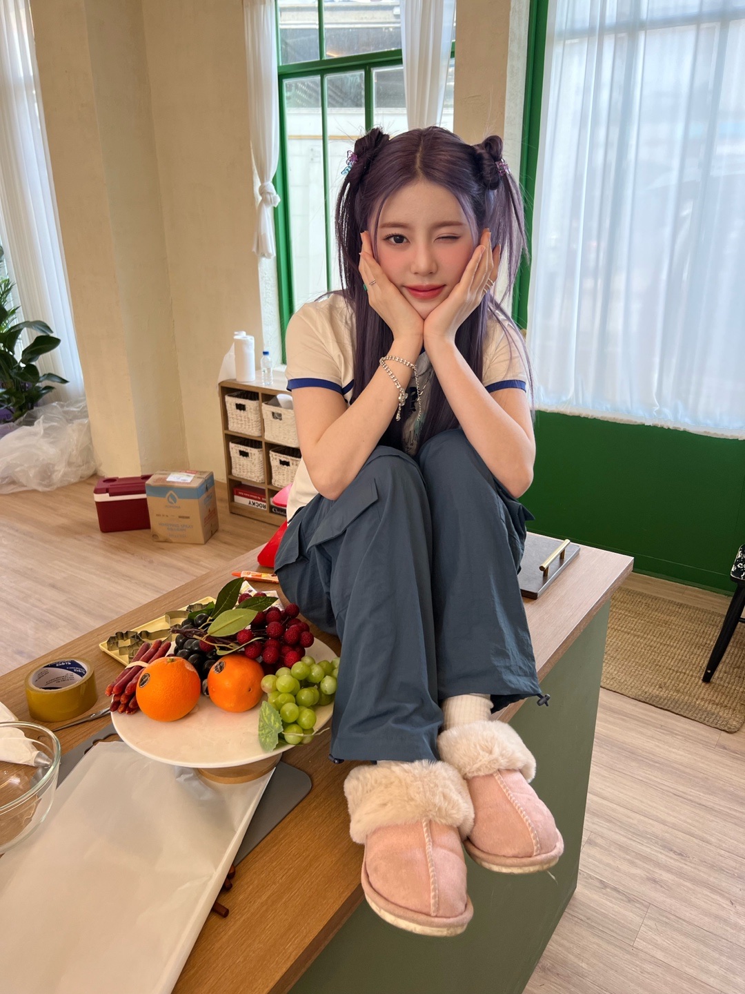(W) UGG Scuffette II Slipper Horizon Pink 착용 스타일 - 1
