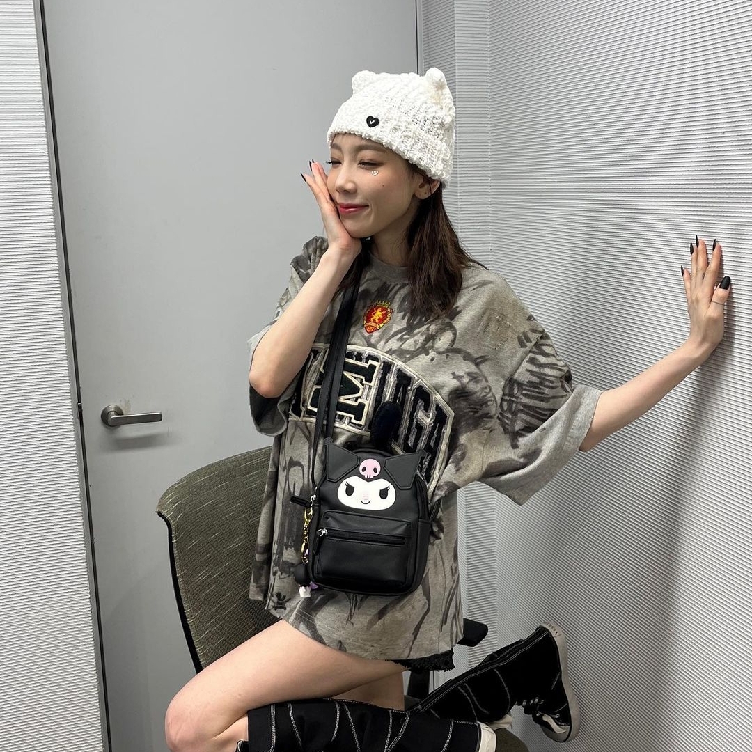 Sanrio Kuromi Three-Dimensional Key Holder, Balenciaga Skater T-Shirt Oversized Black Faded 착용 스타일 - 2