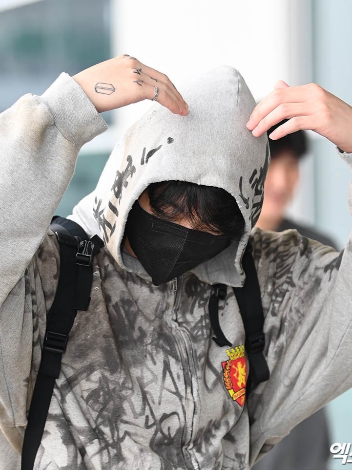 Balenciaga Skater Graffiti Zip-Up Hoodie Heather Grey 착용 스타일 - 1