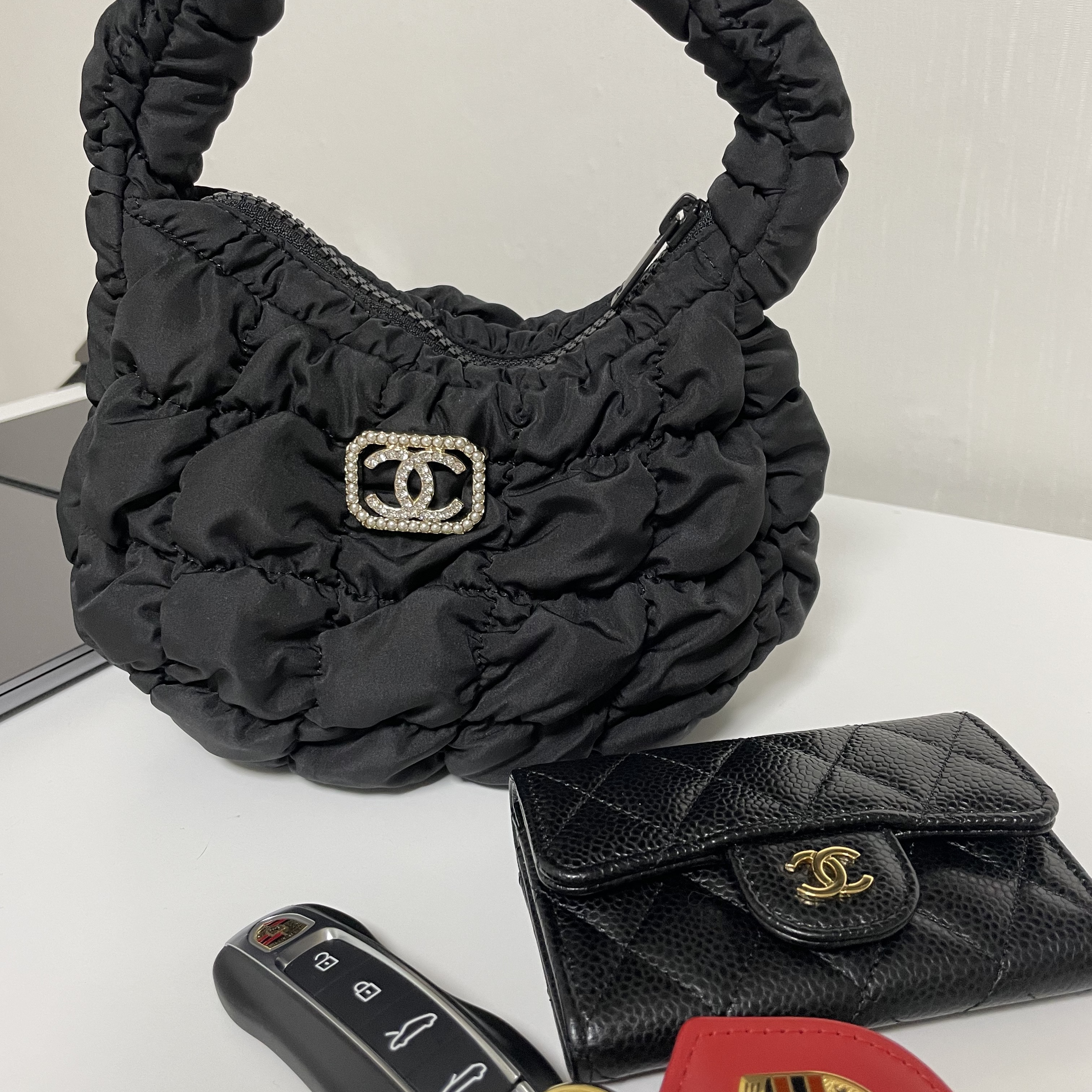 COS Quilted Micro Bag Black 착용 스타일 - 1