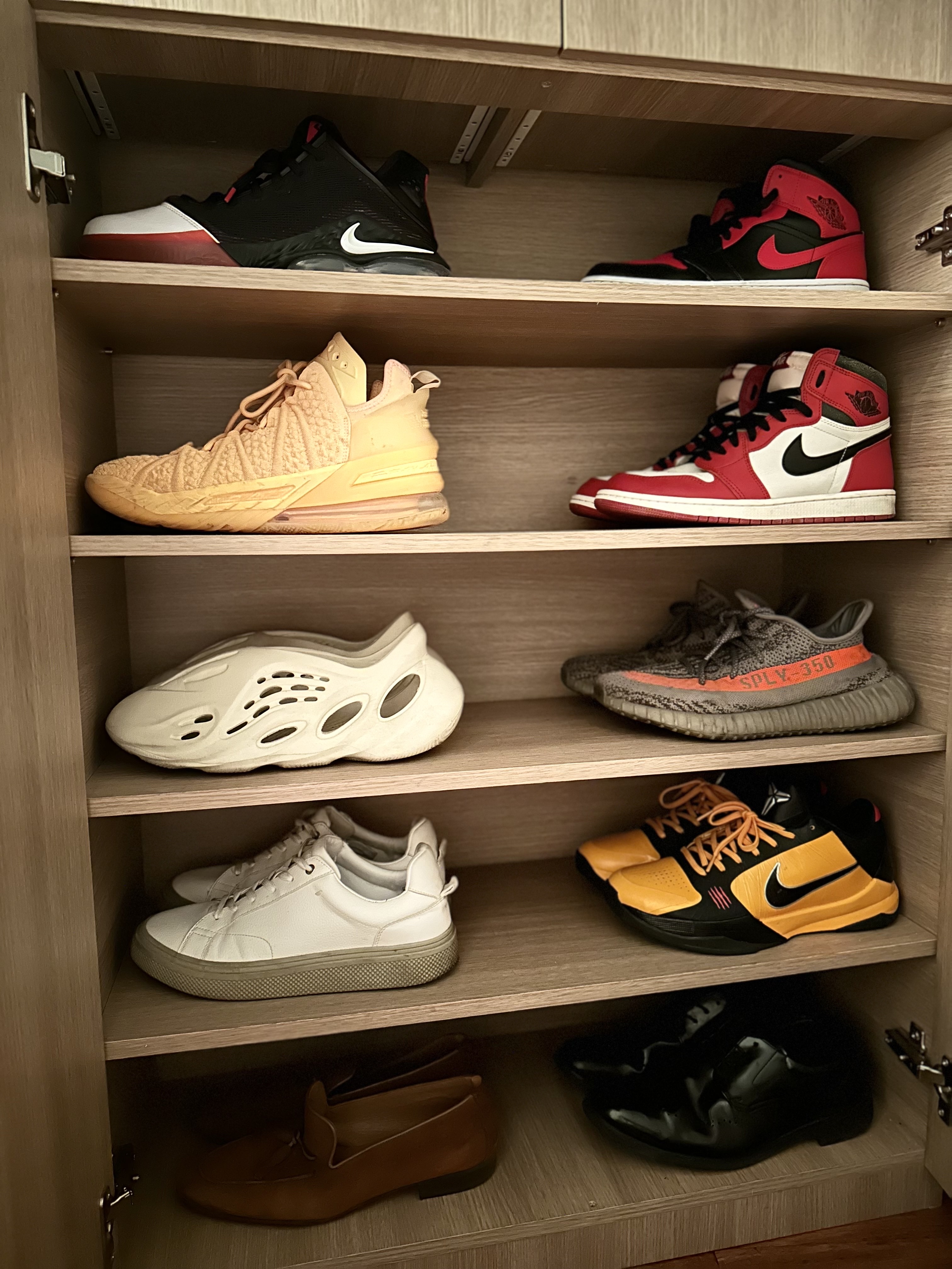 Nike LeBron XIX Low Black White University Red, Jordan 1 Mid Bred Banned 2020 착용 스타일