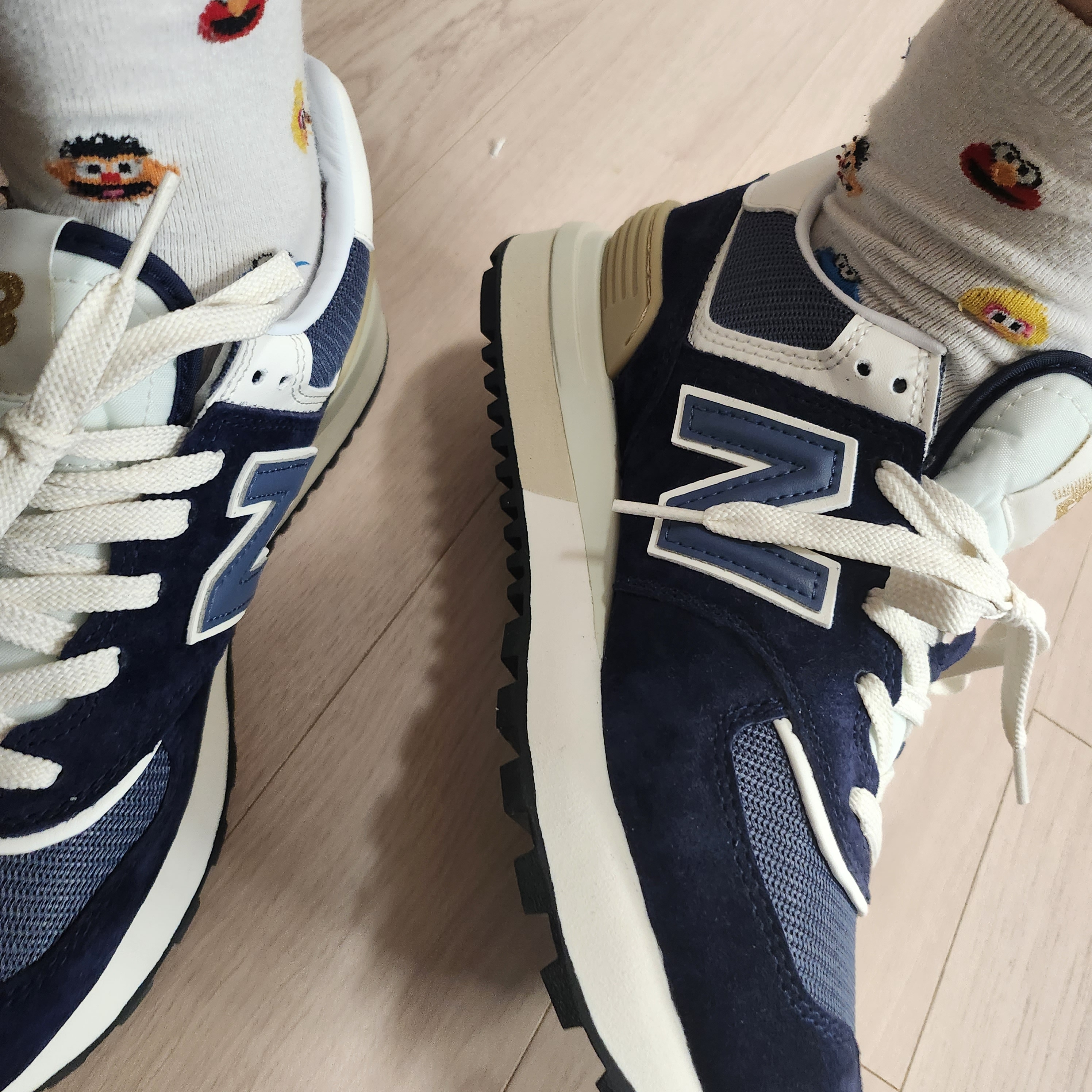 New Balance 574 Legacy Navy 착용 스타일 - 2