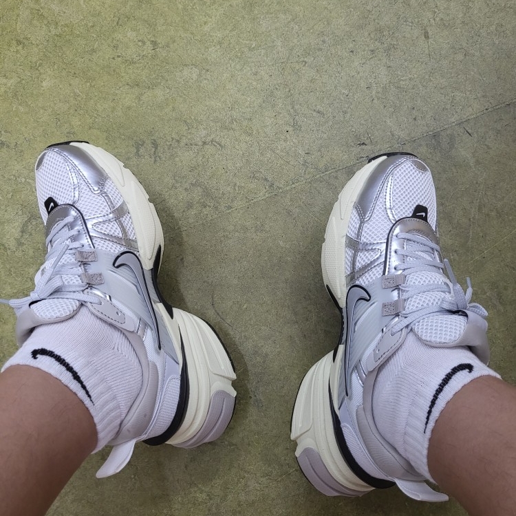 Nike V2K Run Summit White Metallic Silver 착용 스타일