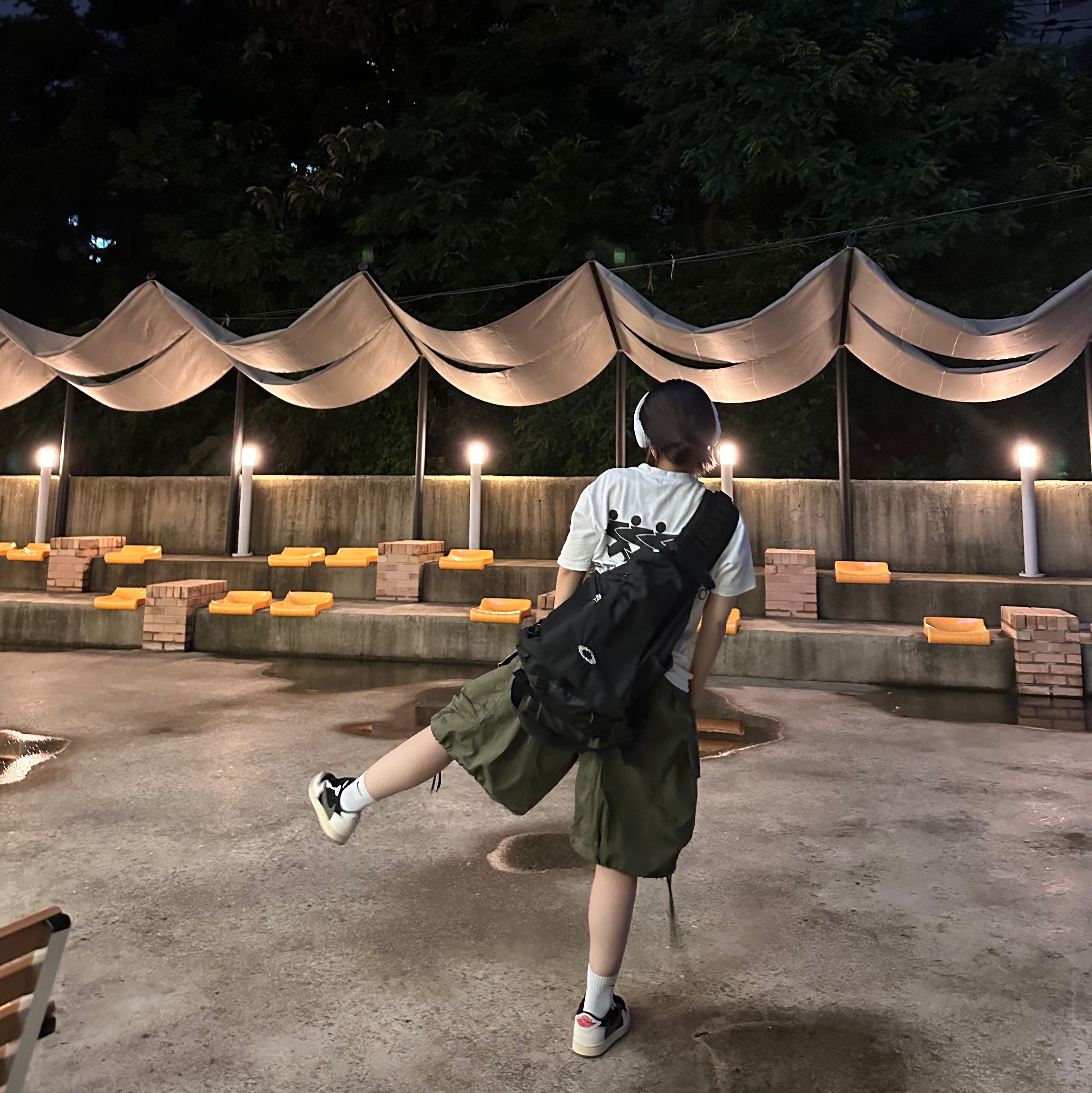 Stussy x CDG Surfman T-Shirt White, (W) Jordan 1 x Travis Scott Retro Low OG SP Medium Olive 착용 스타일 - 2