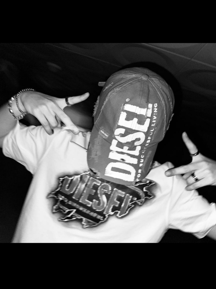 Diesel T-Just-E43 T-Shirt with Graphic Logo Print White, Diesel C-Ewan Baseball Cap with Diesel Lettering Red 착용 스타일 - 3