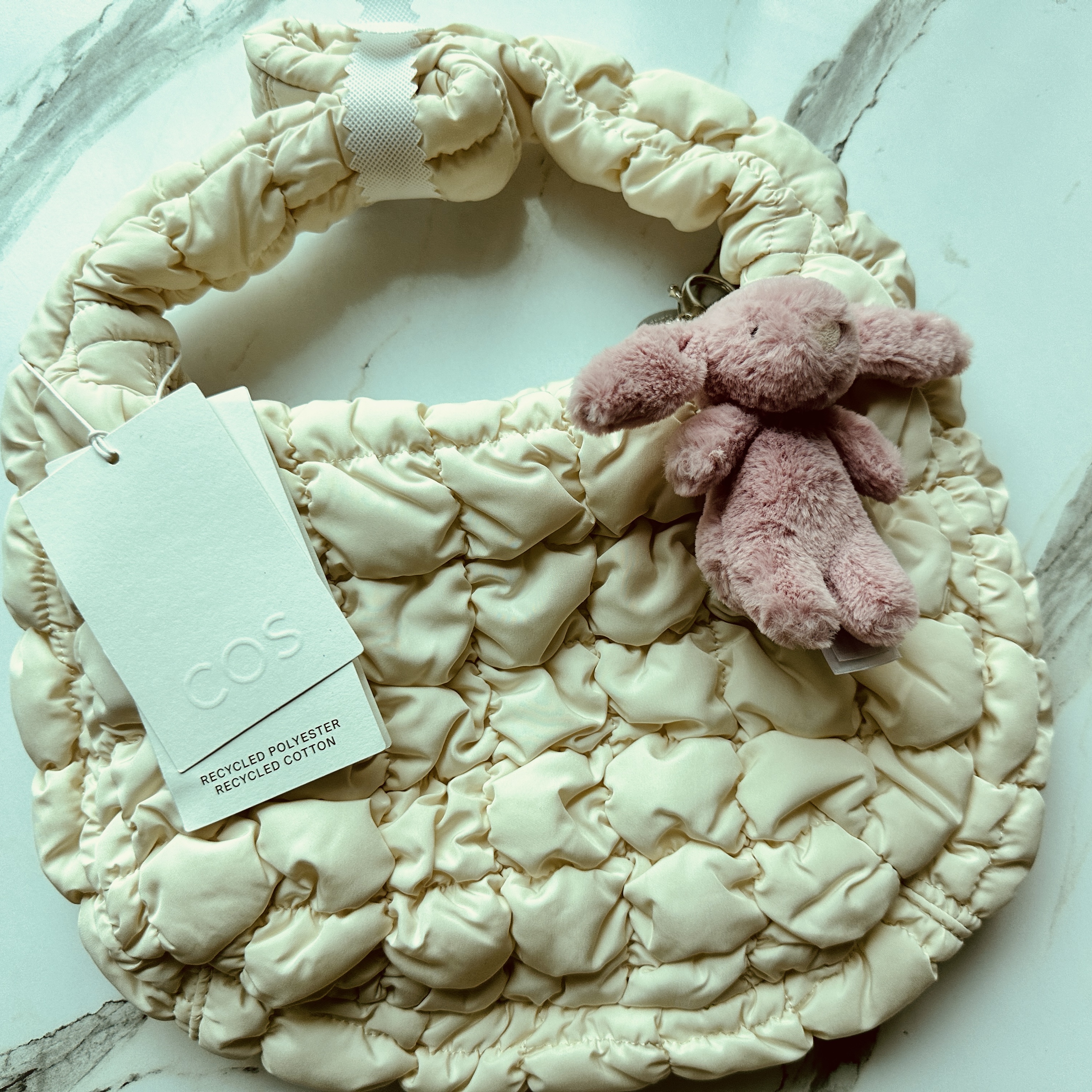 COS Quilted Mini Bag Cream, [KREAM 단독] Monamhee Creami Keyring Cream 착용 스타일 - 2
