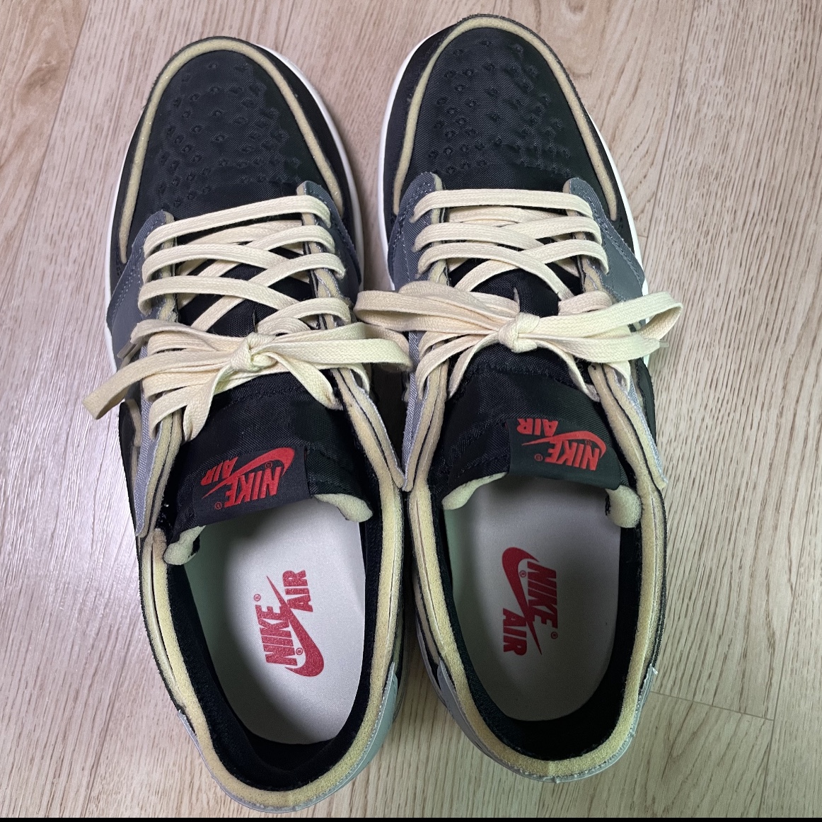 Jordan 1 Retro Low OG EX Black and Smoke Grey 착용 스타일 - 2