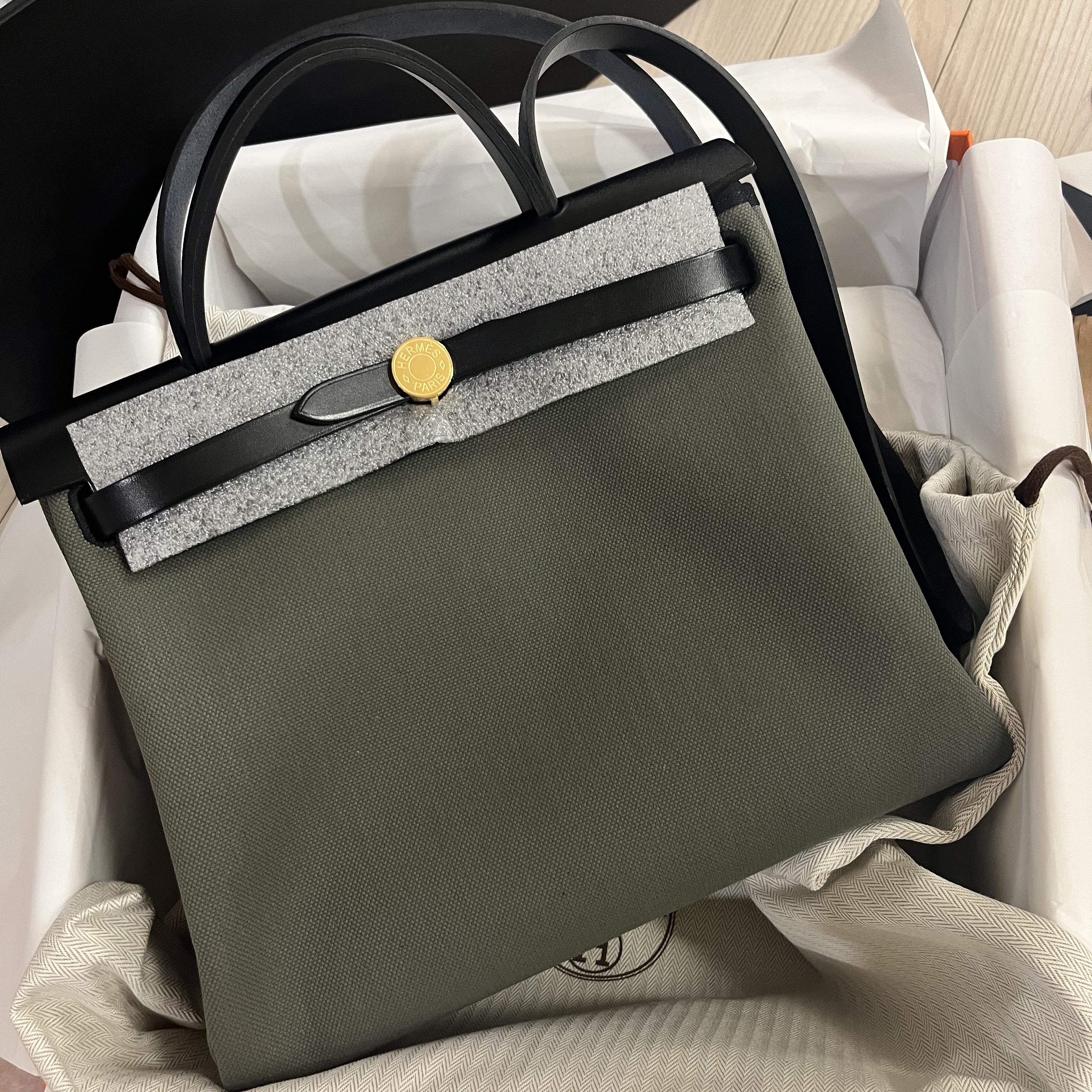 Hermes Herbag Zip 31 Bag Retourne & Gold Vert De Gris Noir 착용 스타일 - 1