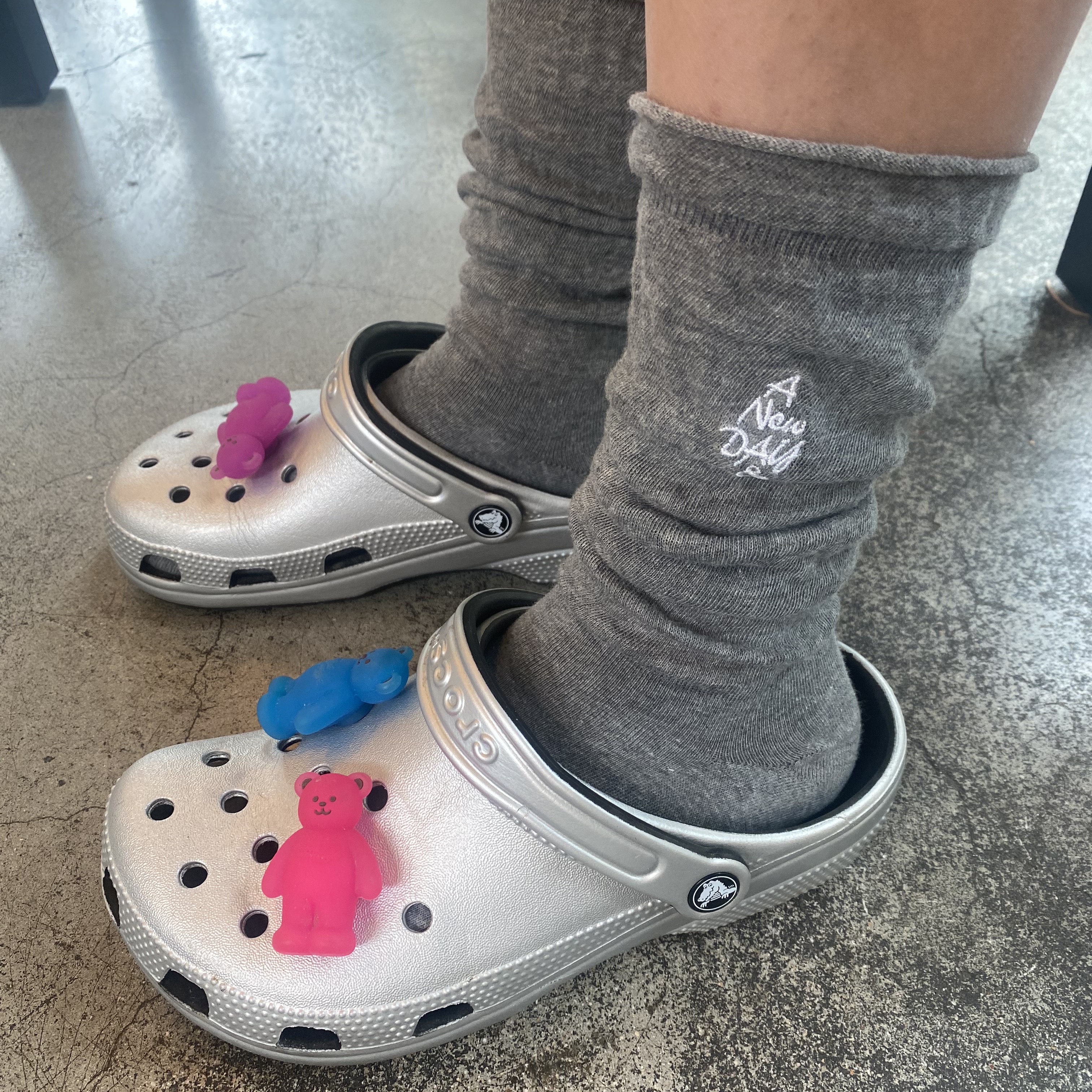 Crocs Classic Metallic Clog Silver 착용 스타일