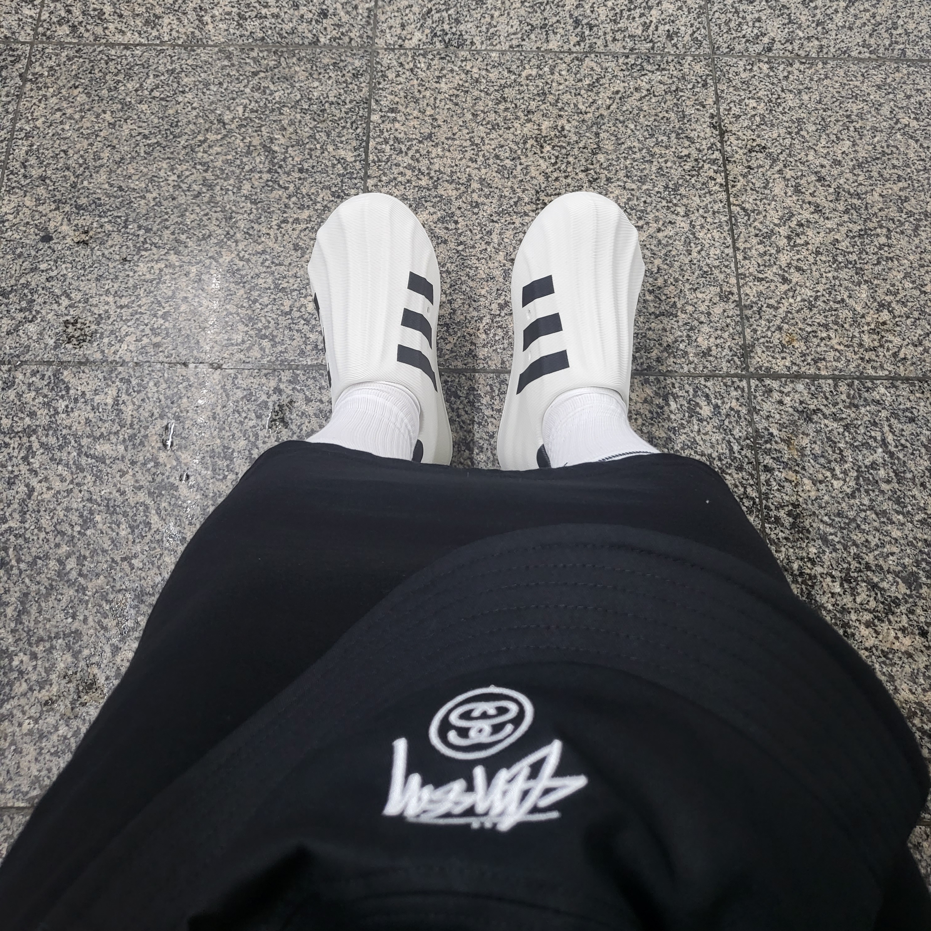 Adidas Adifom Superstar Core White, Stussy Brushed Big Basic Bucket hat Black 착용 스타일