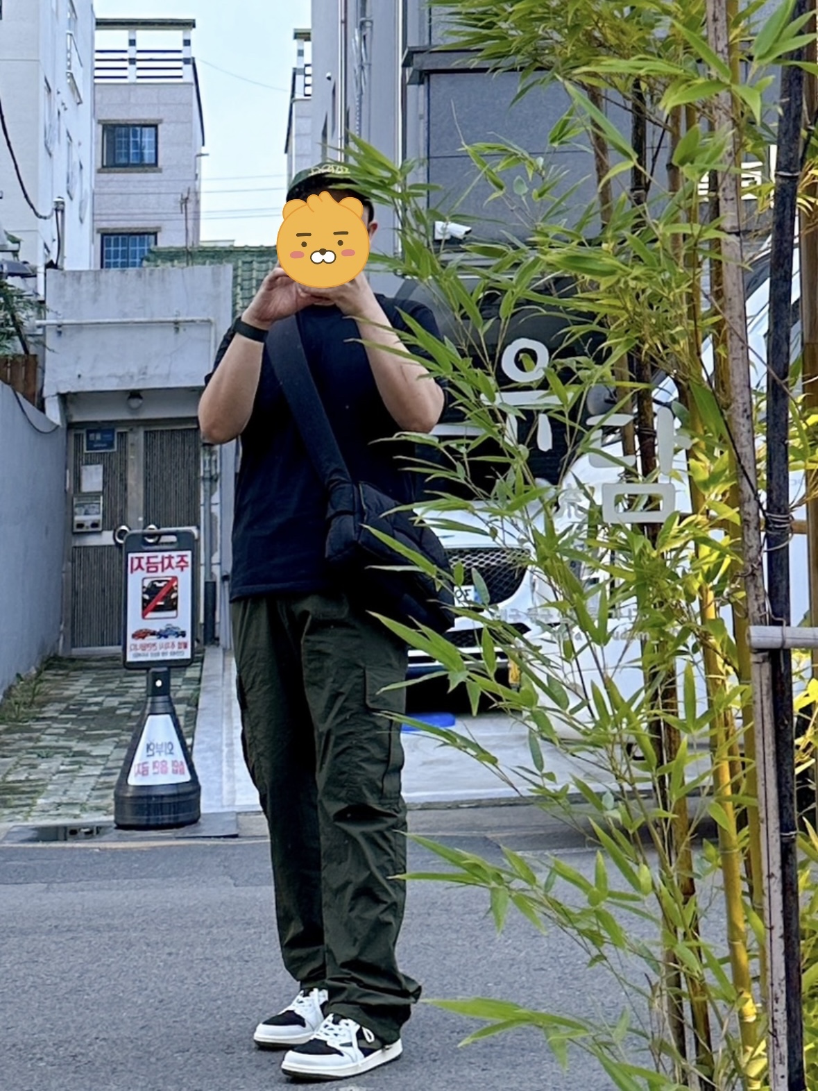 (W) Jordan 1 x Travis Scott Retro Low OG SP Medium Olive, Bottega Veneta Padded Tech Cassette Black 착용 스타일