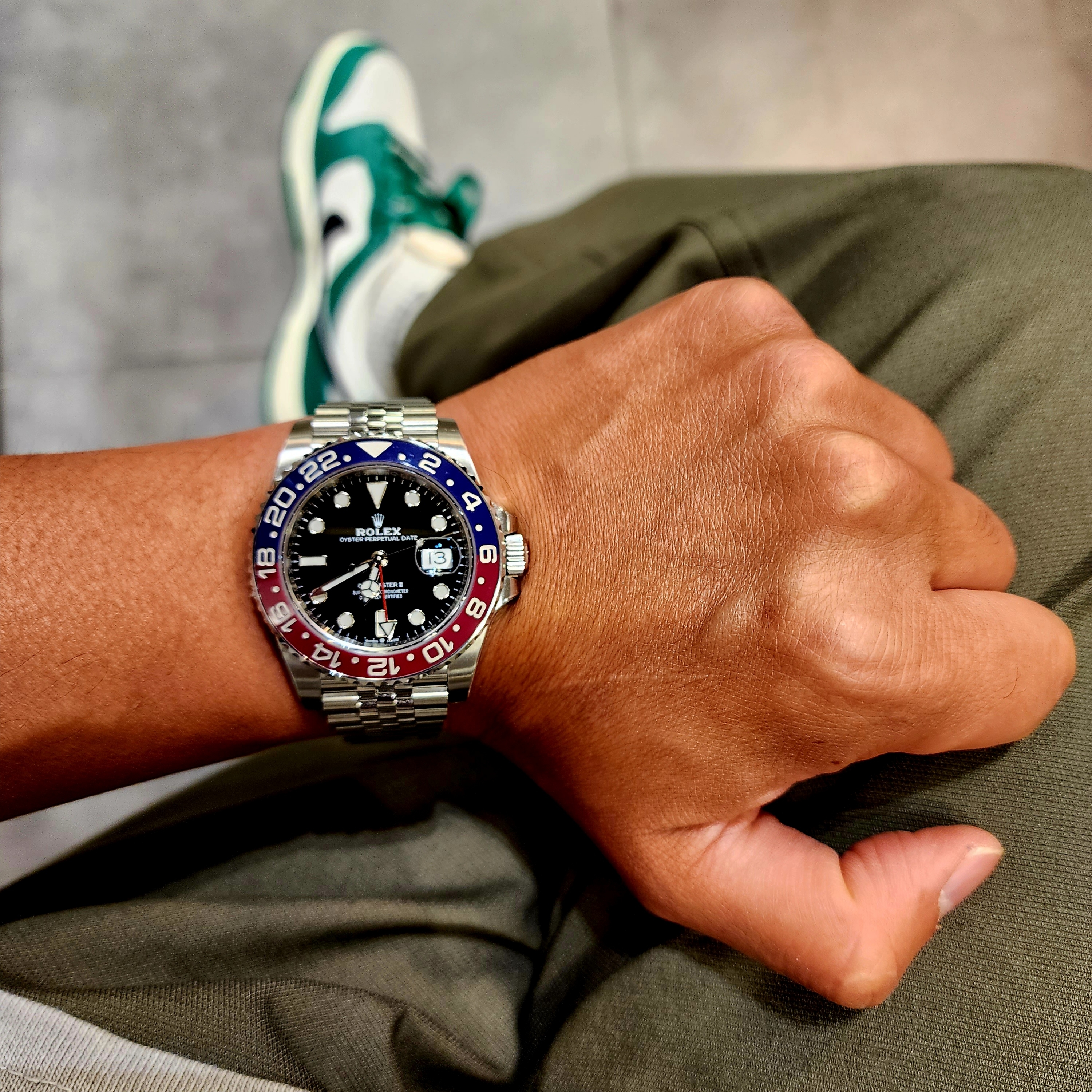 Rolex GMT-Master II 40mm 126710BLRO Black Jubilee, Nike Dunk Low Retro SE Jackpot Malachite 착용 스타일