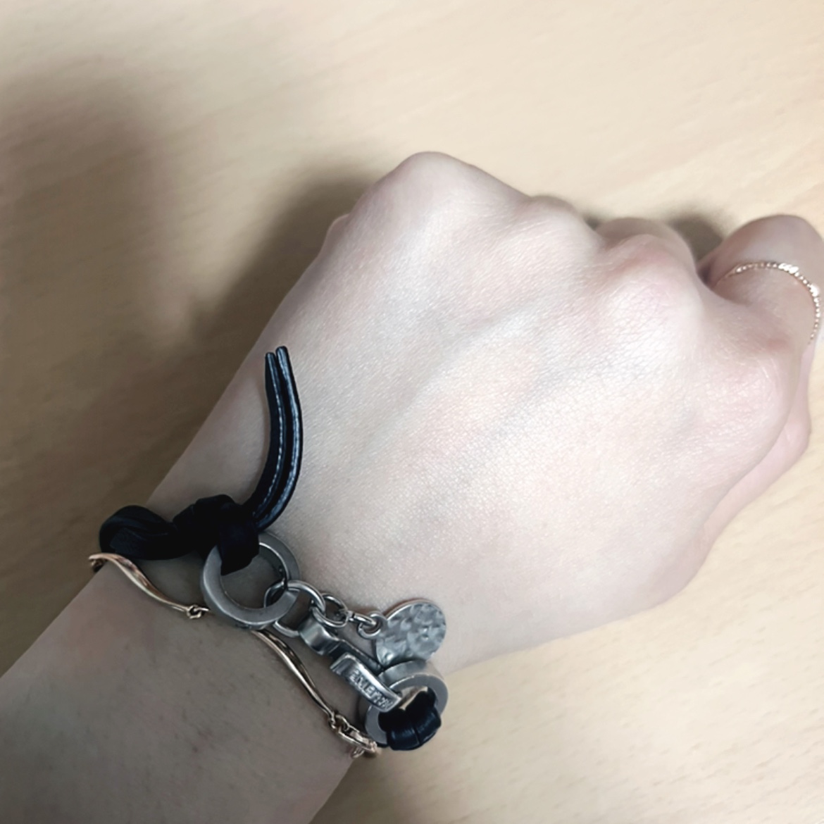 Haleine Leather Metal Mix Bracelet Black 착용 스타일 - 1