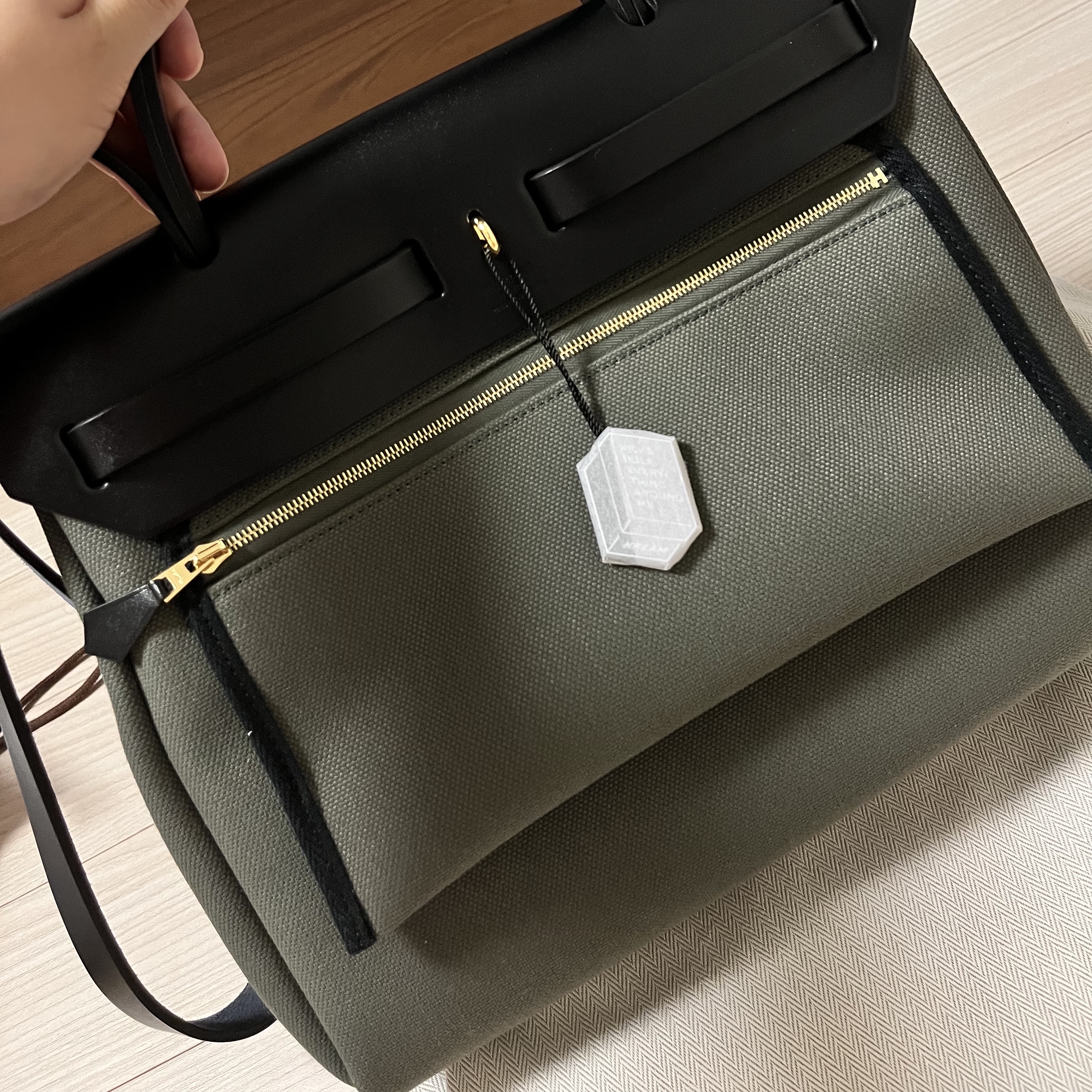 Hermes Herbag Zip 31 Bag Retourne & Gold Vert De Gris Noir 착용 스타일 - 2