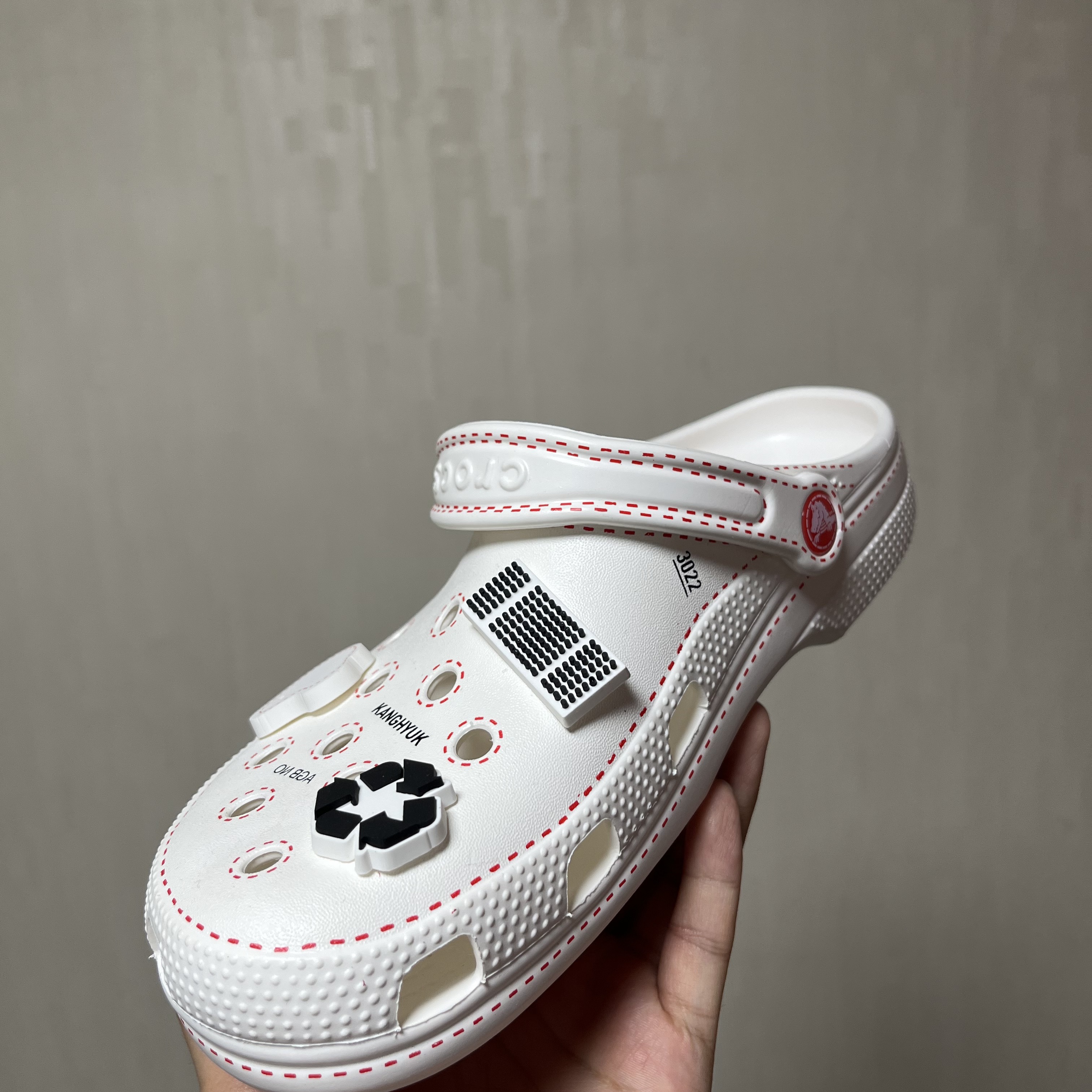 Crocs x Kanghyuk Classic Clog White 착용 스타일 - 3