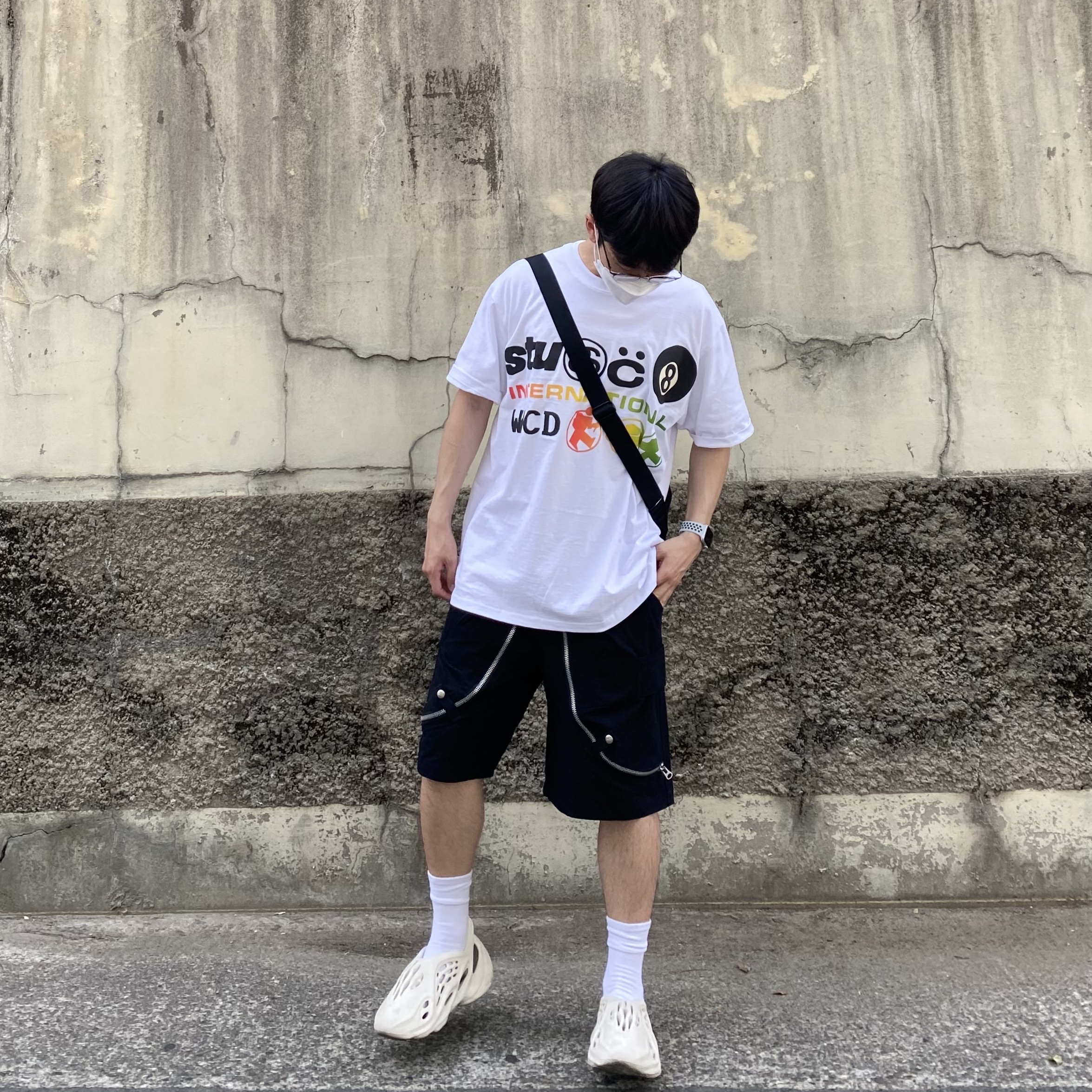 Adidas Yeezy Foam RNNR Sand, Stussy x Cactus Plant Flea Market International T-Shirt White 착용 스타일