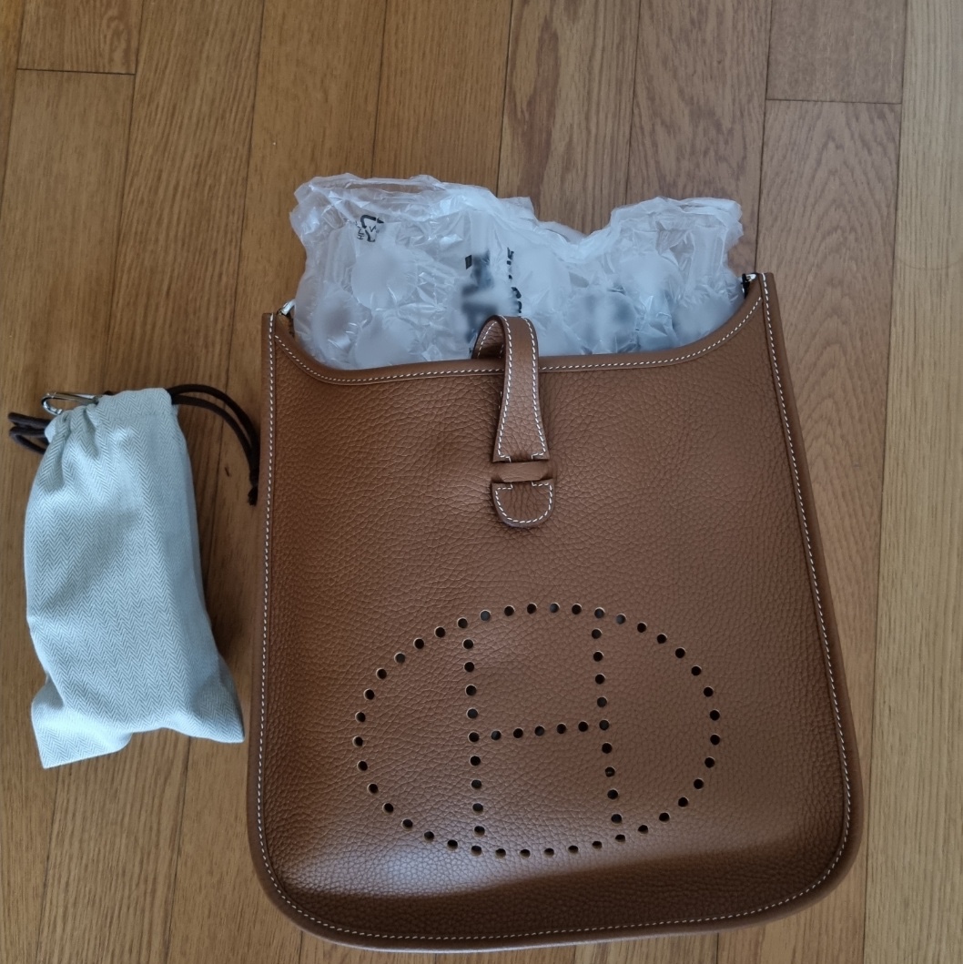 Hermes Evelyne III 29 Bag Clemence & Palladium Gold 착용 스타일