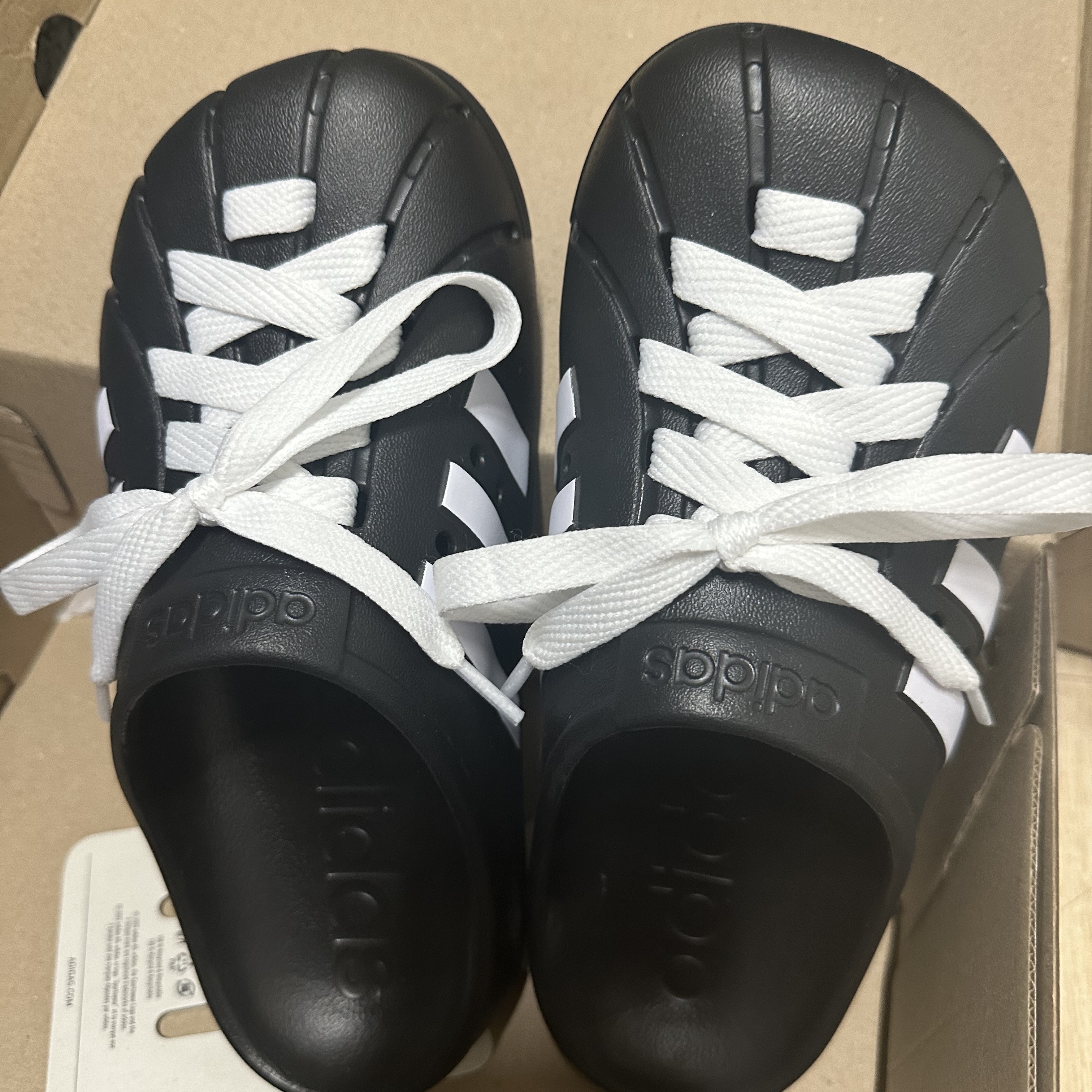Adidas Adilette Clog Black White 착용 스타일