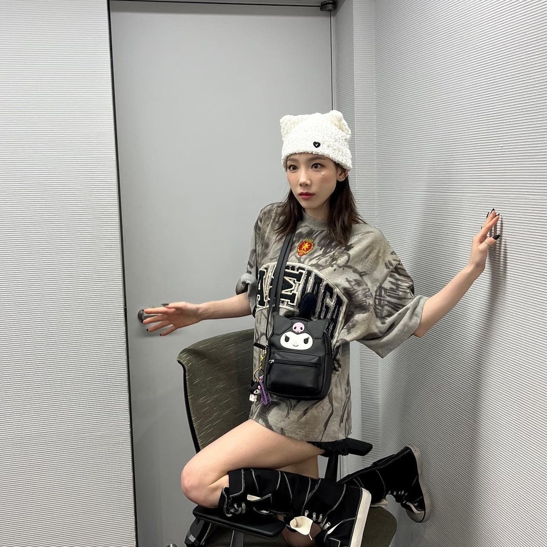 Sanrio Kuromi Three-Dimensional Key Holder, Balenciaga Skater T-Shirt Oversized Black Faded 착용 스타일 - 1