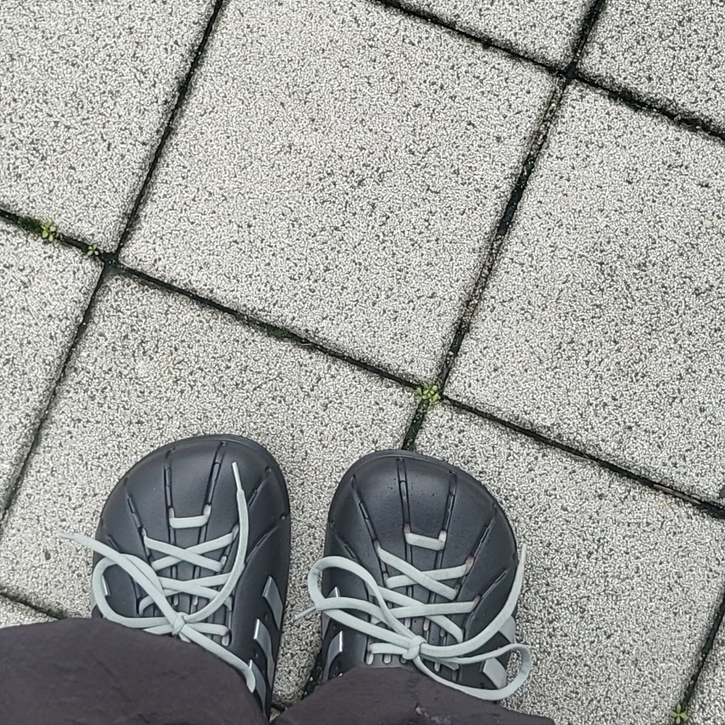 Adidas Adilette Clogs Core Black Silver Metallic 착용 스타일