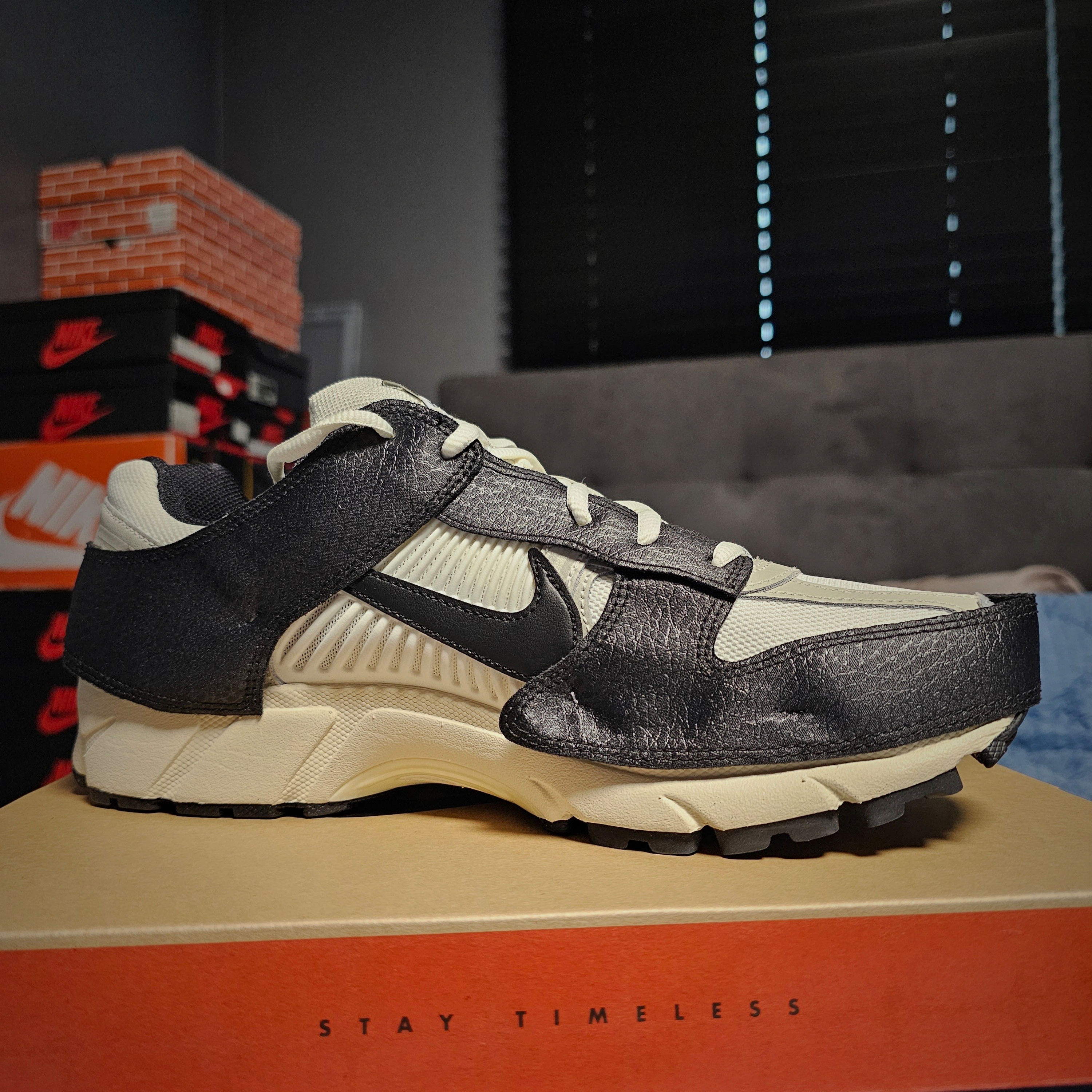 (W) Nike Zoom Vomero 5 Wolf Grey and Black 착용 스타일 - 1