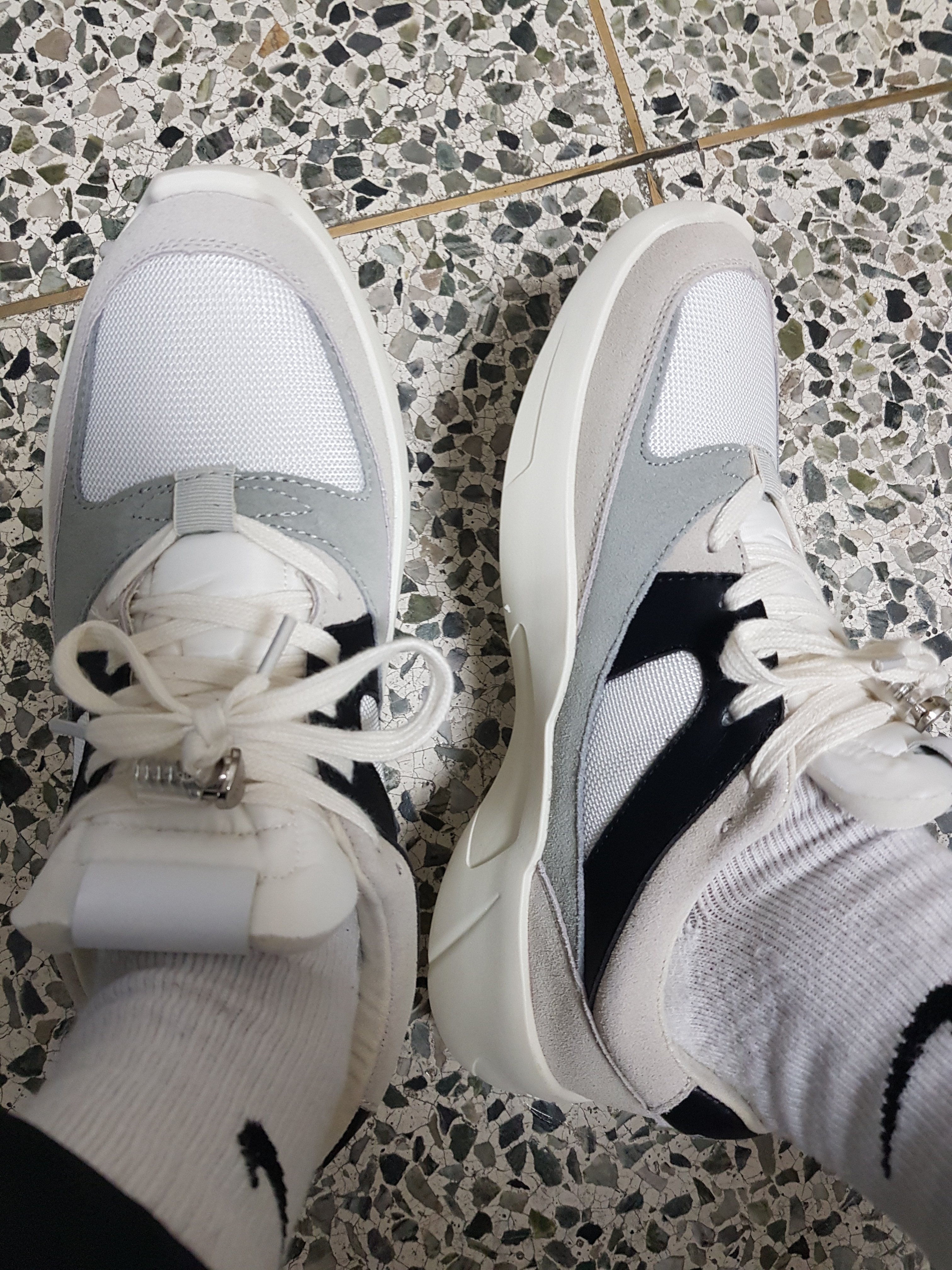 Essentials Distance Sneakers Cream Grey Black 착용 스타일