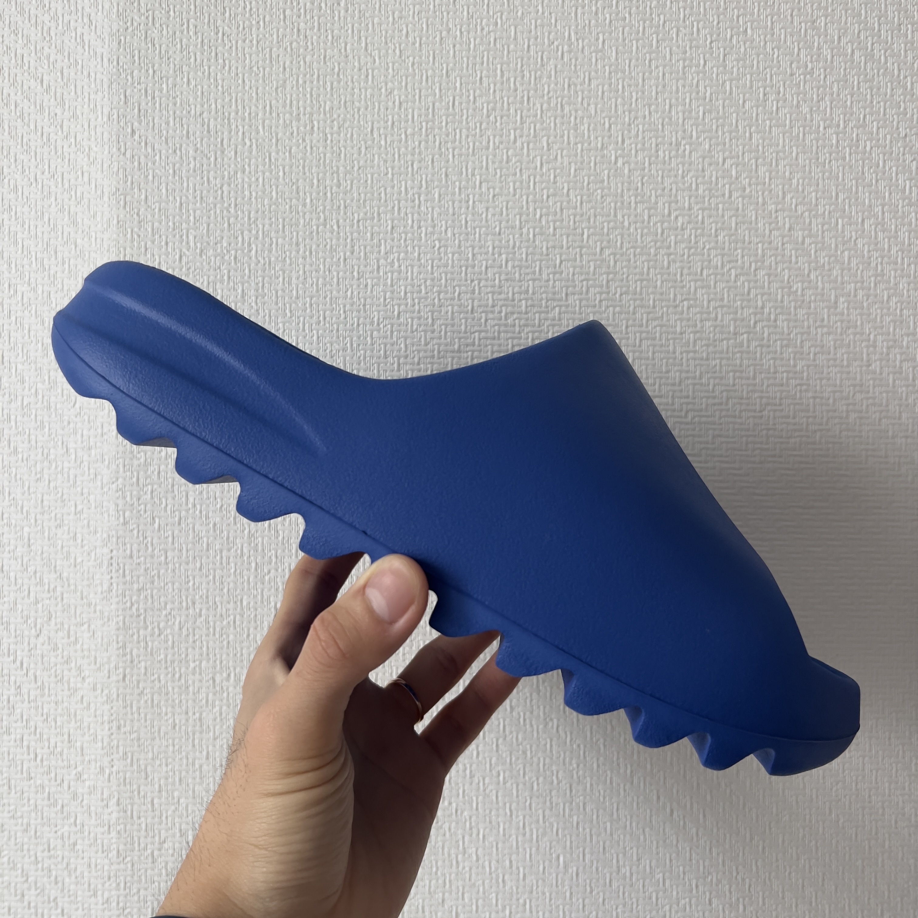 Adidas Yeezy Slide Azure 착용 스타일