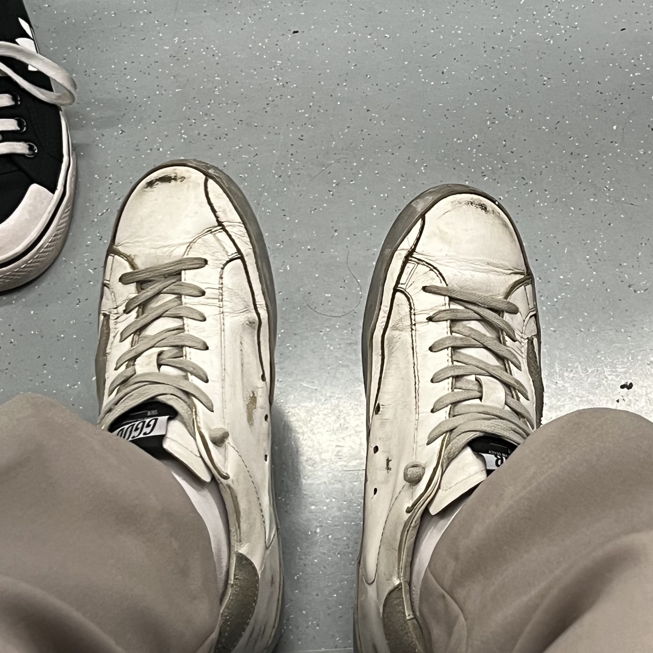Golden Goose Superstar White Silver Heel Tab Sneakers 착용 스타일