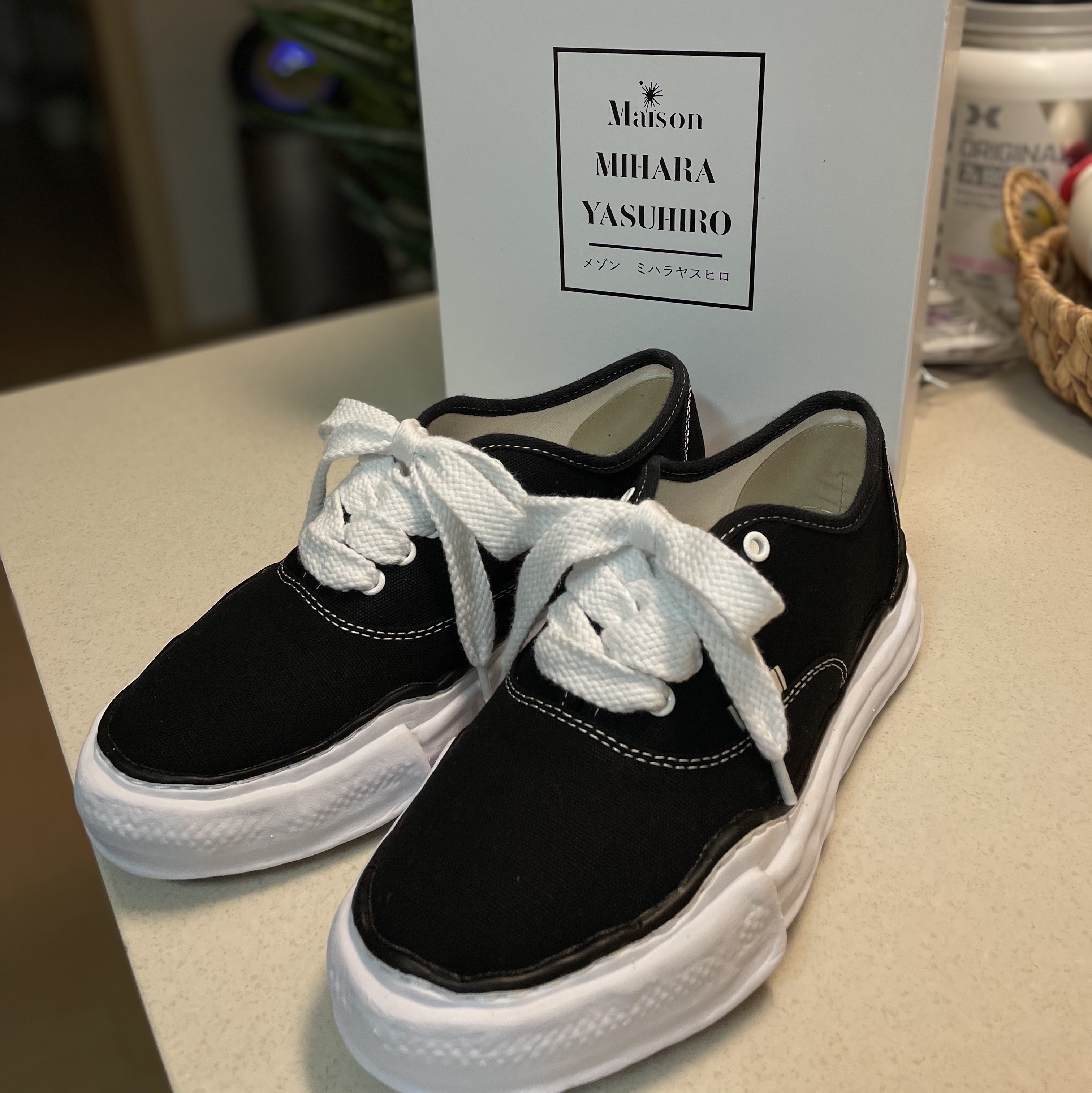 Maison Mihara Yasuhiro Baker OG Sole Canvas Low Cut Sneakers Black 착용 스타일