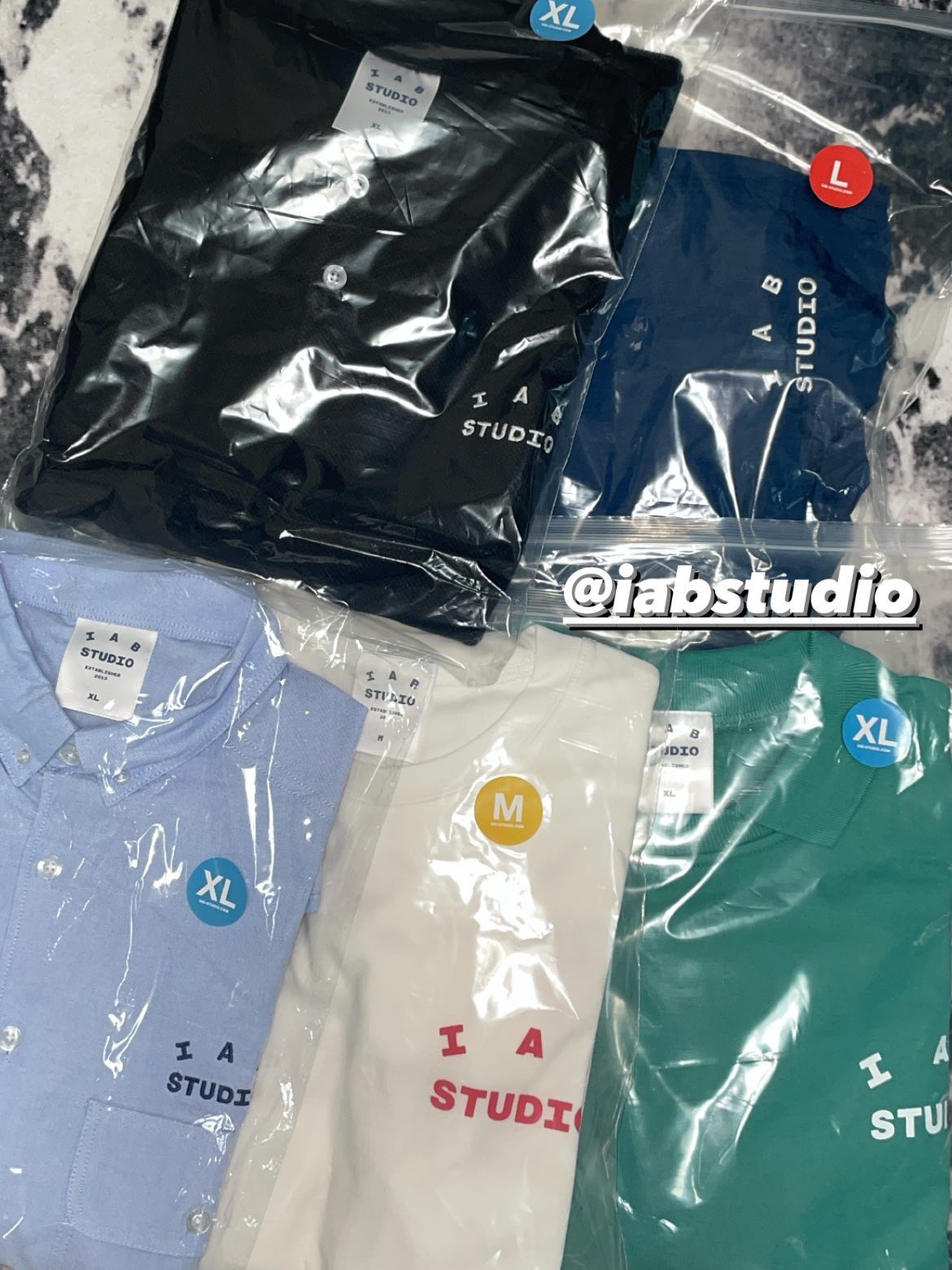 IAB Studio T-Shirt White - The Hyundai Seoul Exclusive, IAB Studio Cropped Pique Shirt Black - The Hyundai Seoul Exclusive 착용 스타일