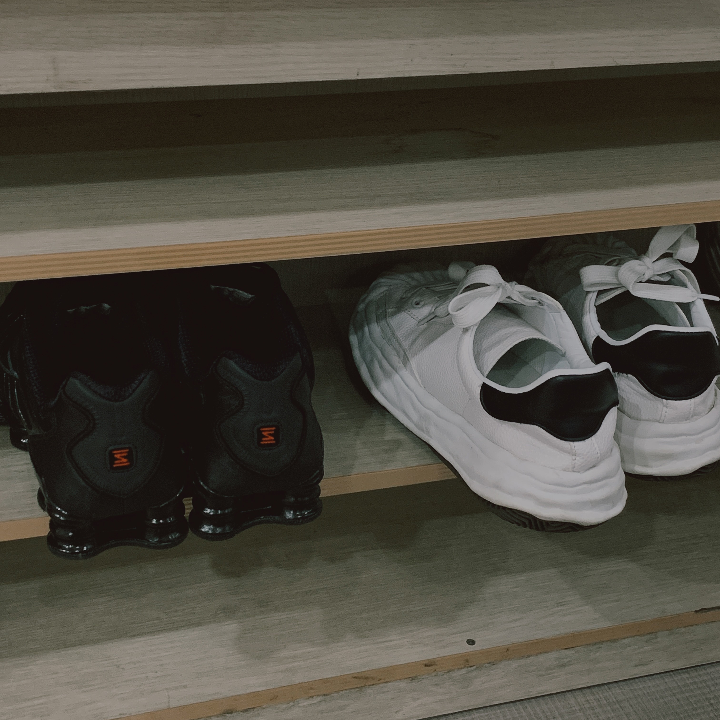 (W) Nike Shox TL Black and Max Orange 착용 스타일 - 1