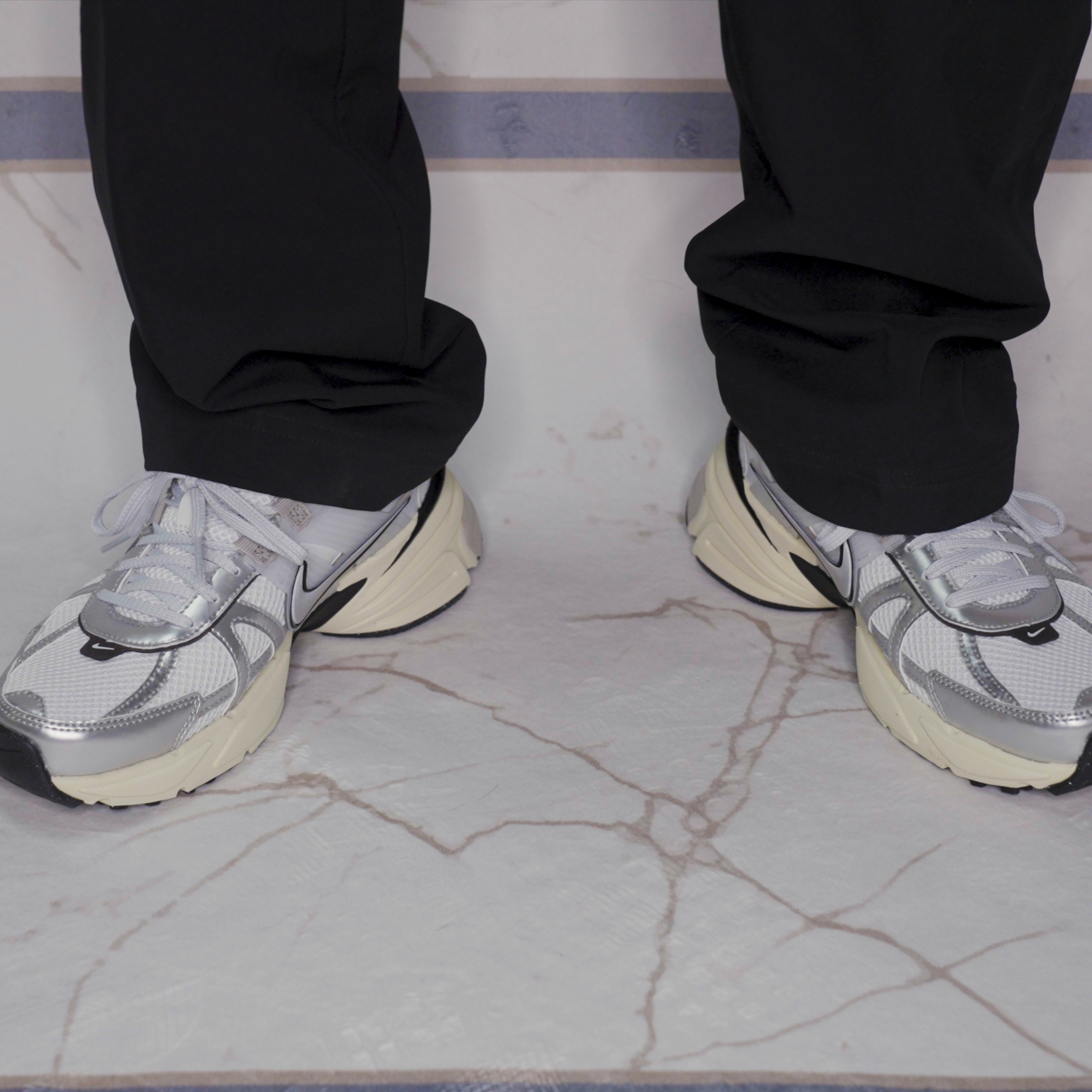 Nike V2K Run Summit White Metallic Silver 착용 스타일 - 3