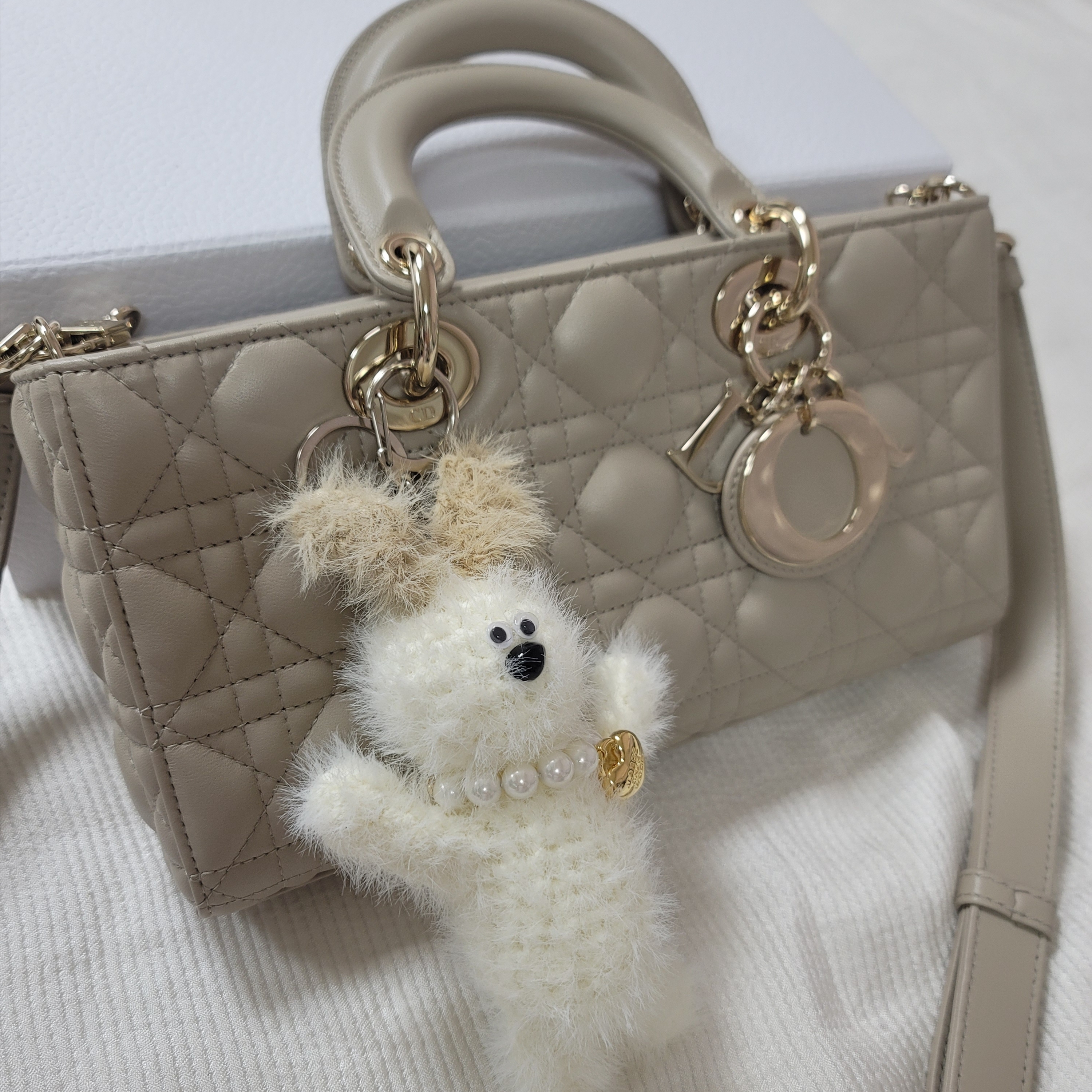 Margesherwood Wood Keyring White 착용 스타일